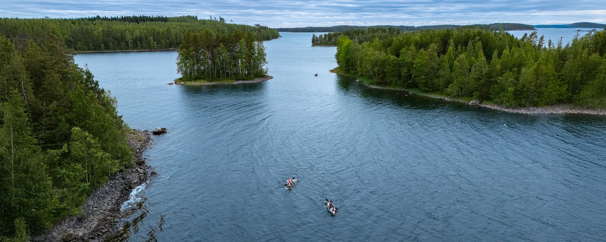Kairacross-Karjala-2025-packraftit-saarien-valissa-2500x1000.jpg
