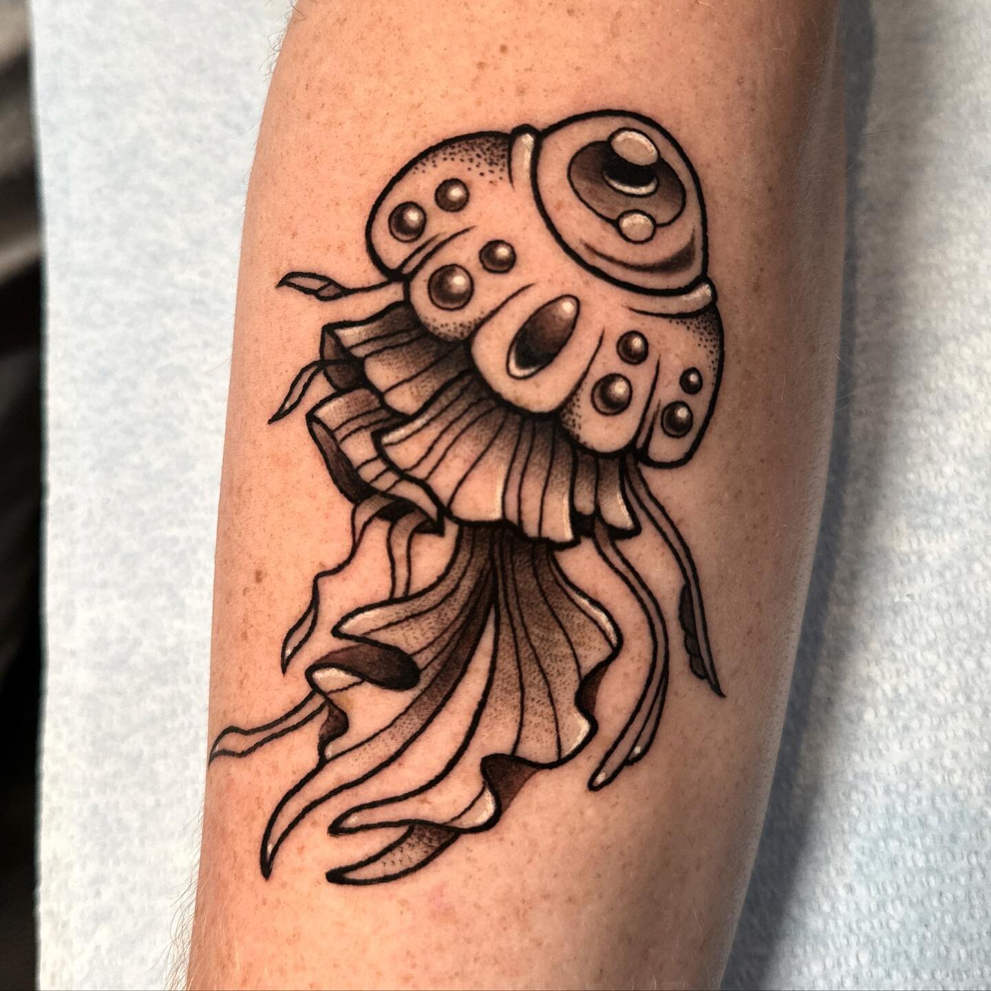 Lil jelly for @al3x635 🖤 always down to tattoo more creatures !
.
.
.
.
.
#jellyfishtattoo #jellyfish #creaturetattoos #dotworktattoo #blackandgreytattoo #jelly #tattooflash #tattooideas