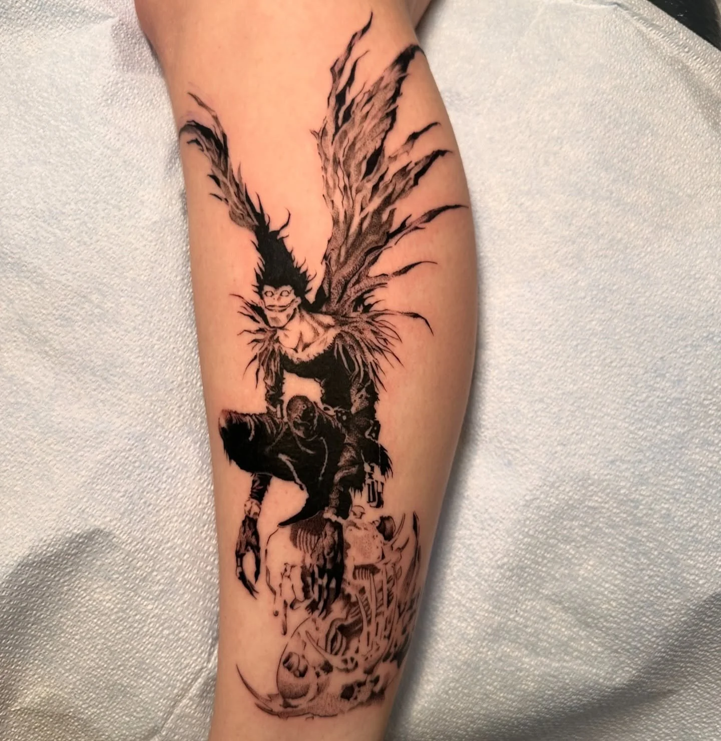 Brought Ryuk out the shadows. Thank you for trusting me with this Death Note piece.
.
.
.
#DeathNoteTattoo #RyukTattoo #AnimeTattooArtist #BlackAndGreyTattoo #SanDiegoTattooArtist #SDTattoo #Anime #Shinigami