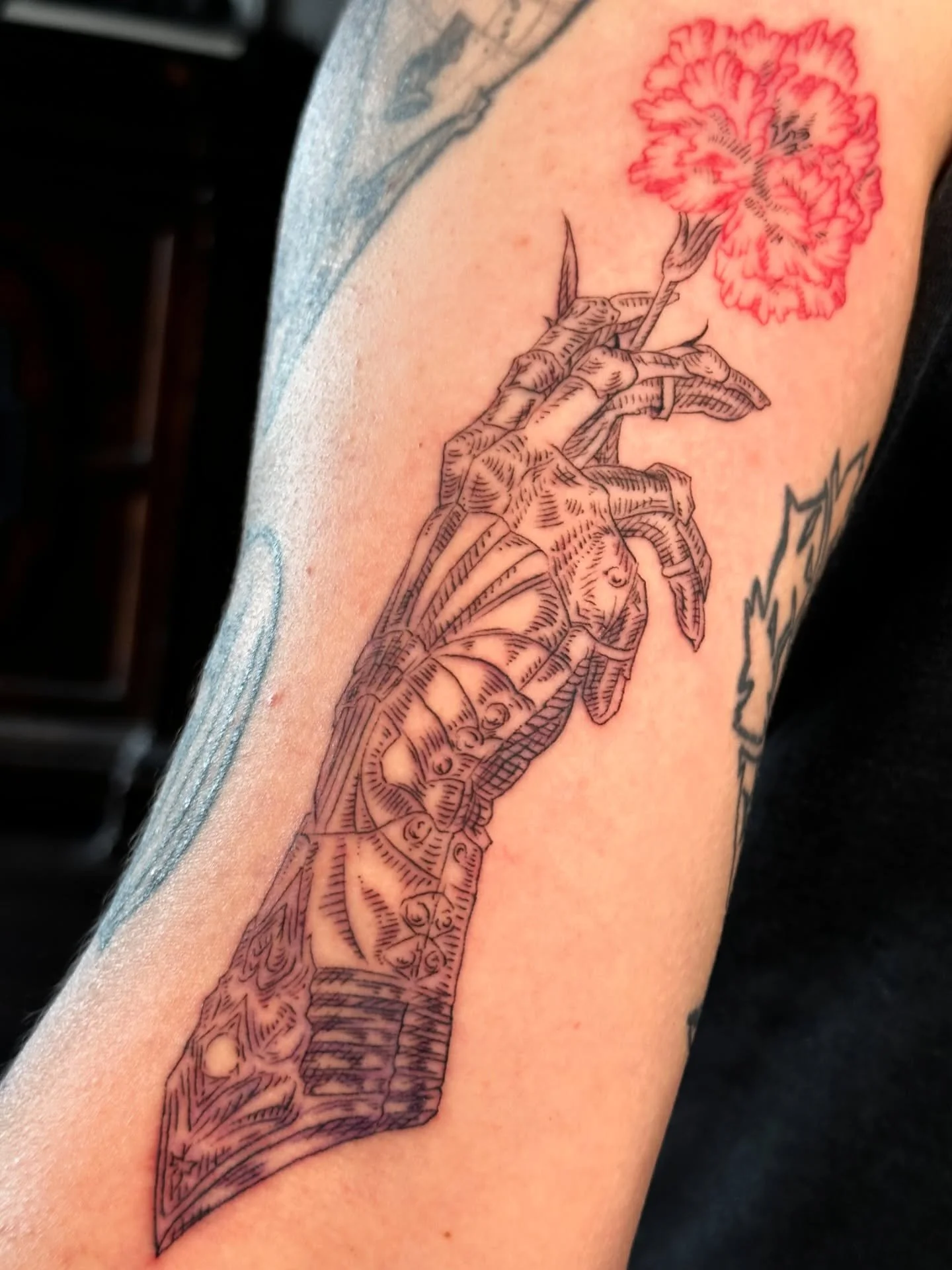 Petals in hand&hellip; Flowers and Gauntlets 
.
.
.
#ArttTattoos #EdenTattooGallery #SanDiegoTattoo #EtchingTattoo #WoodcutTattoo #BlackAndGreyTattoo #FineLineTattoo #LuxuryTattoos #Gauntlet #SD #SDTattoo #NorthPark #NorthParkSD