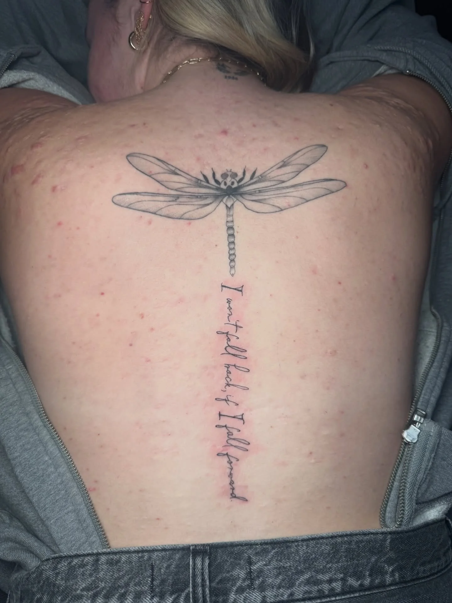 Additions for @alyssa.cordi 
Healed dragon fly, fresh script 

#backtattoo #finelinetattoo #sandiegoartist #femaletattooartist #spinetattoo