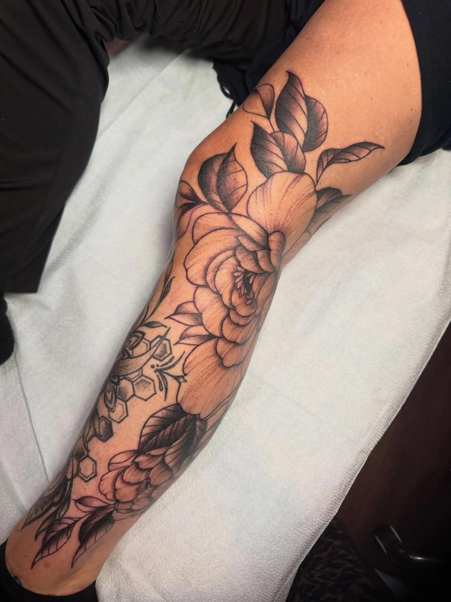 Peonies for my babe. Love your face meats girl! 

#peonytattoo #legtattoo #flowertattoo #sandiegotattooartist #femaletattooartist