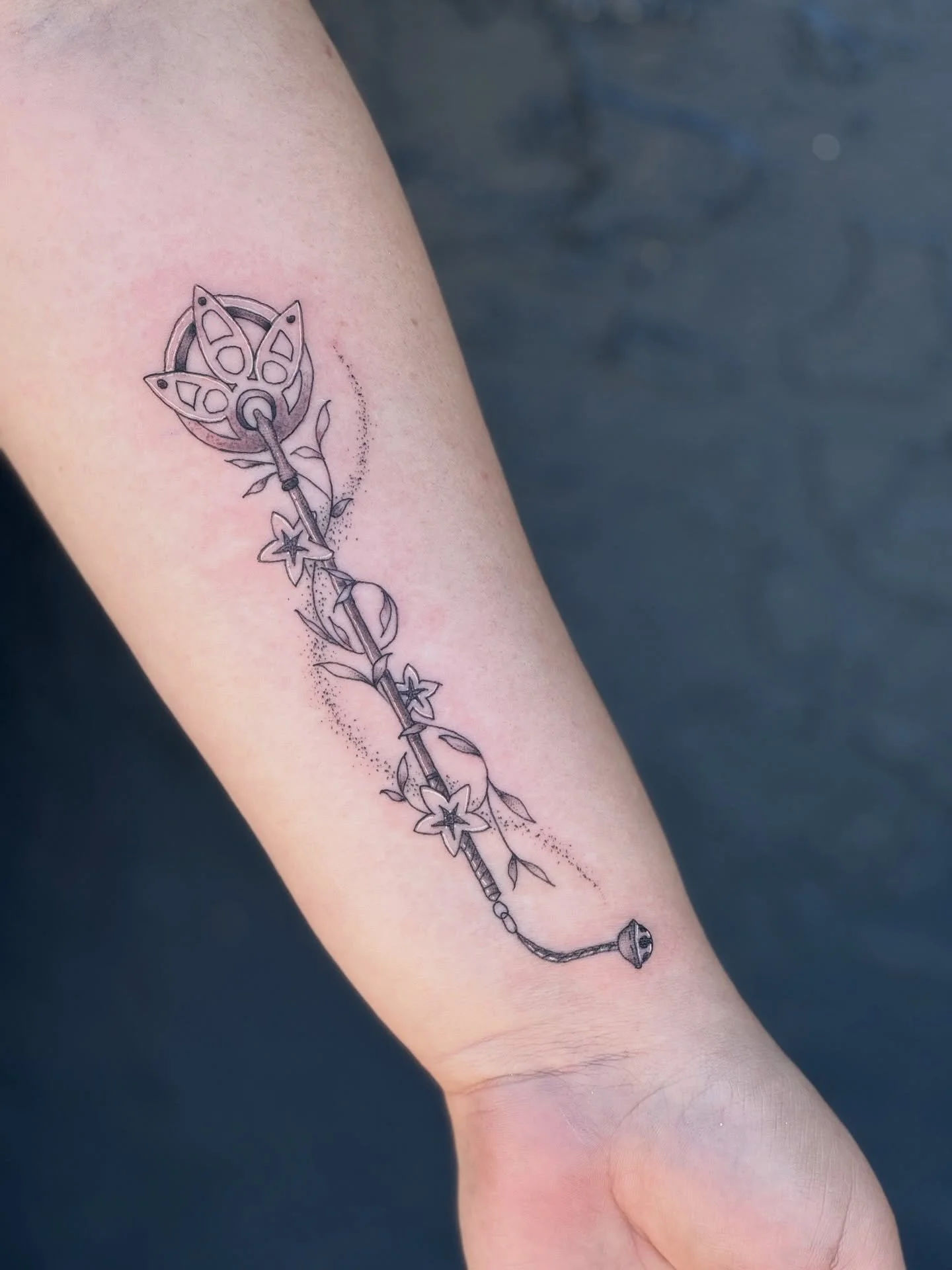 Thank you @skyekittycat for trusting me once again. ✨ 

#finalfantasy #finalfantasytattoo #femaletattooartist #finelinetattooartist