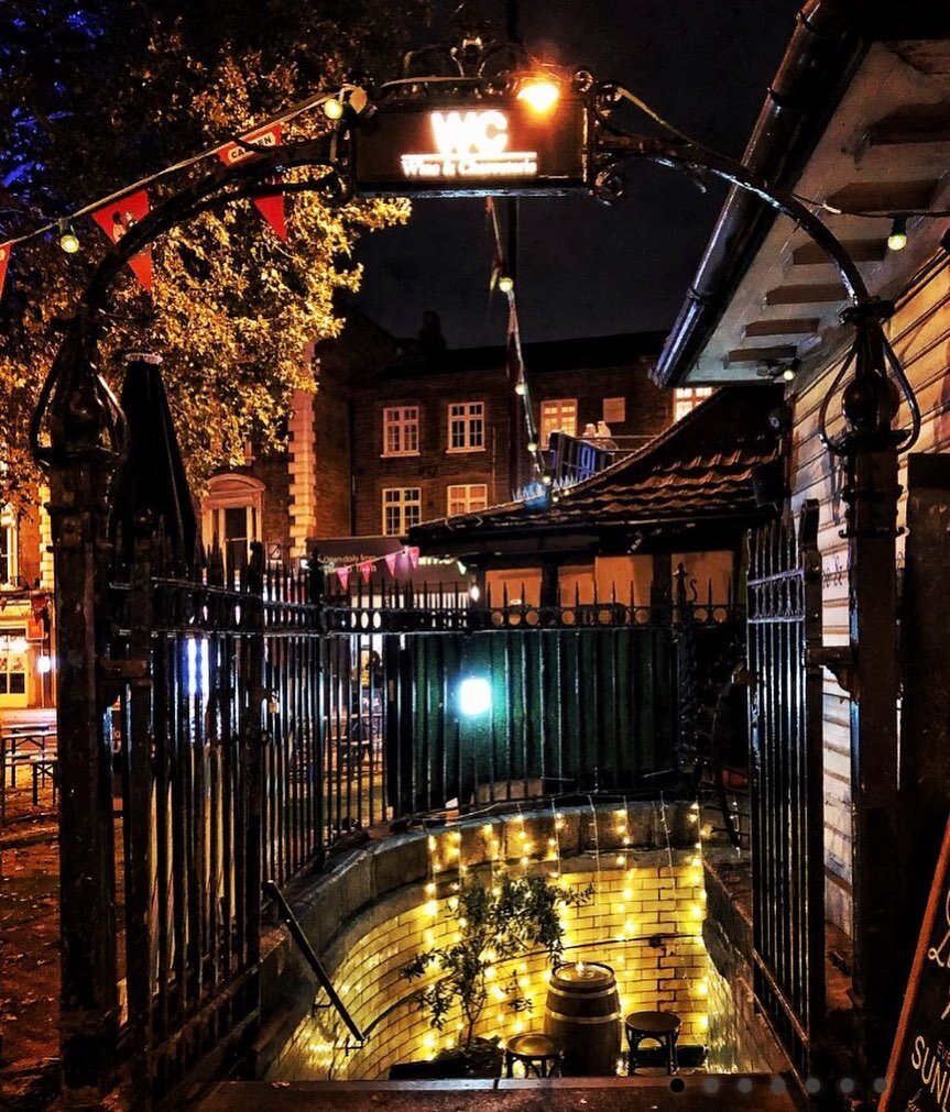 🍷🚽🚾 Clapham ❤️ the coolest place in the South West, in both senses of the word 🌡😎
.
.
.
.
.
#basementbar #keepcool #outthesun #cocktailbar #winebar #cheesebar #charcuteriebar #plantbased #vegan #claphamcommon #southwest #sw4 #clapham