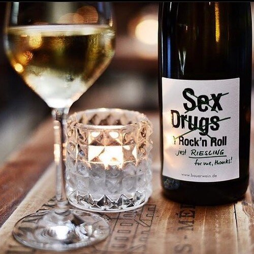 Sex, Drugs, Rock &lsquo;n Roll...just Riesling for me thanks x 
.
🍇 Grape - Riesling
🇩🇪 Where - Pfalz, Germany 
🤷🏻&zwj;♀️ Who - Phalz winemaker - Emil Bauer.
.
High-quality, bone-dry Riesling with flavours of Granny Smith apple, citrus and a hef