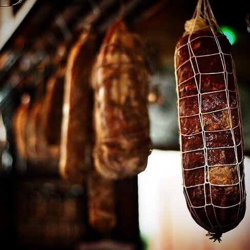 🍷wine &amp; CHARCUTERIE ❤️ ....like peas &amp; carrots 🥕 but much better. 
.
.
.
.
#charcuterie #wine #peasandcarrots #salami #charcuterieplatter #sharingboards #wc #watercloset #wineandcharcuterie #londonbars #winebarlondon #wcclapham #wcbloomsbur