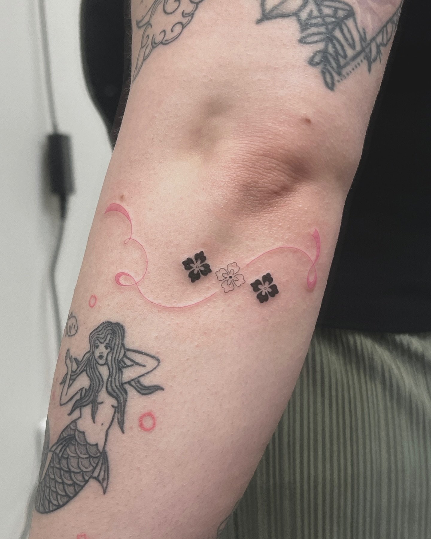 Bracquemond flash! (pink variation) 

&bull; DM or email to book
&bull; Availability in bio

___

#finelinetattoo #mississaugatattoos #oakvilletattoos #daintytattoo #delicatetattoo #ornamentaltattoo #pinktattoo #bracquemond #ribbontattoo