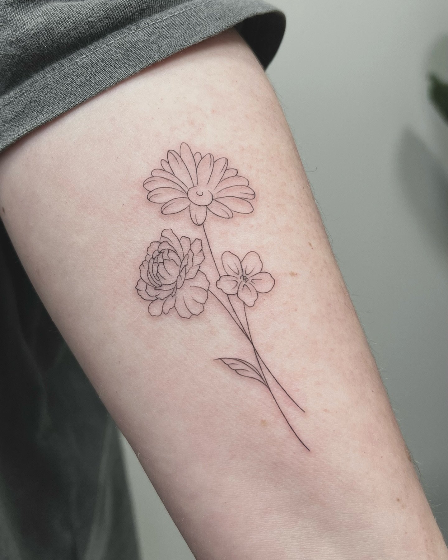 minimal birth flower bouquet 💐 

&bull; DM or email to book
&bull; Availability in bio

___

#finelinetattoo #mississaugatattoos #oakvilletattoos #daintytattoo #delicatetattoo #birthflowertattoo #flowertattoos #minimaltattoo