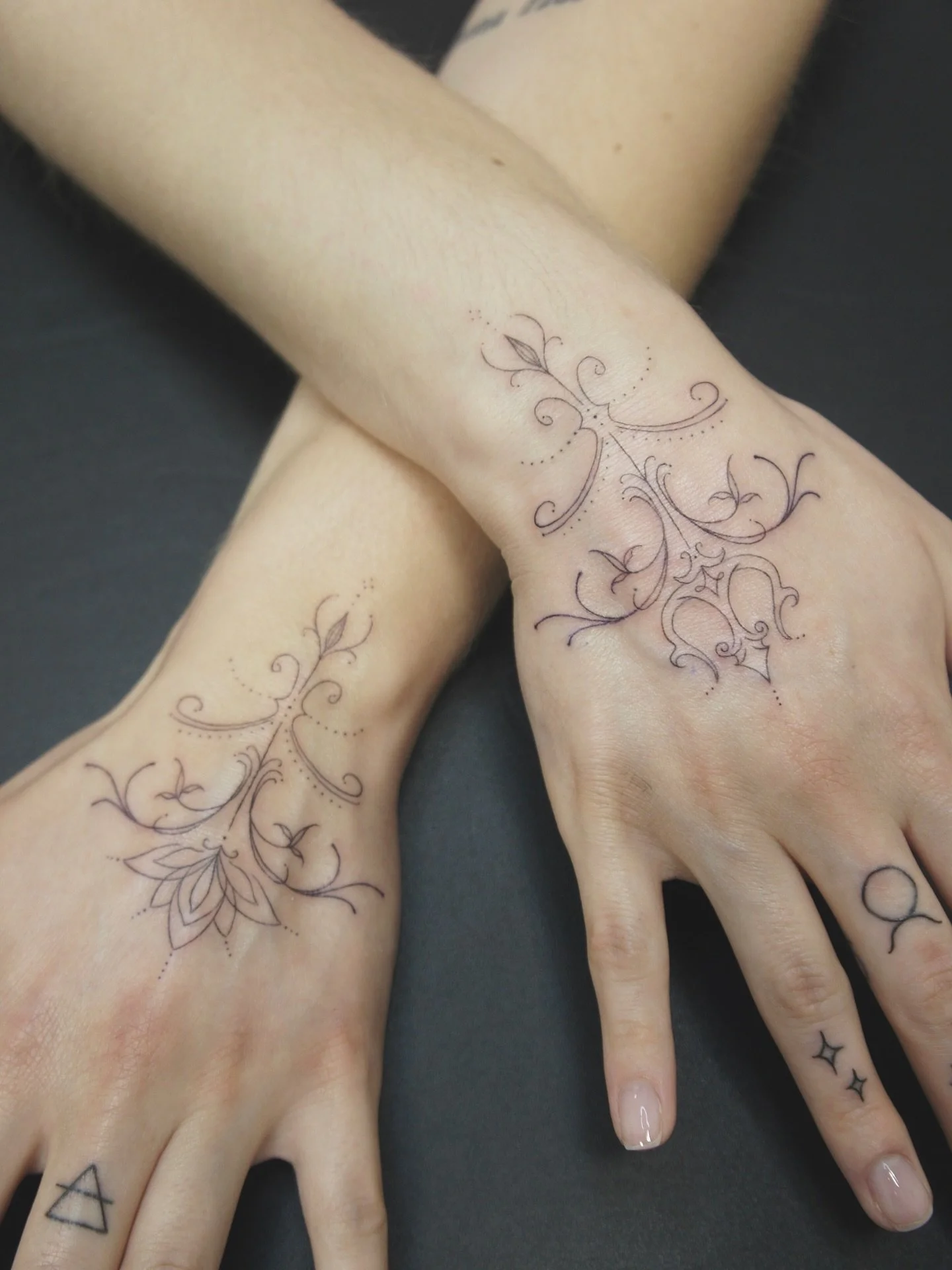 Another photo of these corresponding hand ornaments because they're so cool! 

#handtattoos #ornamentaltattoos #mississaugatattoo
