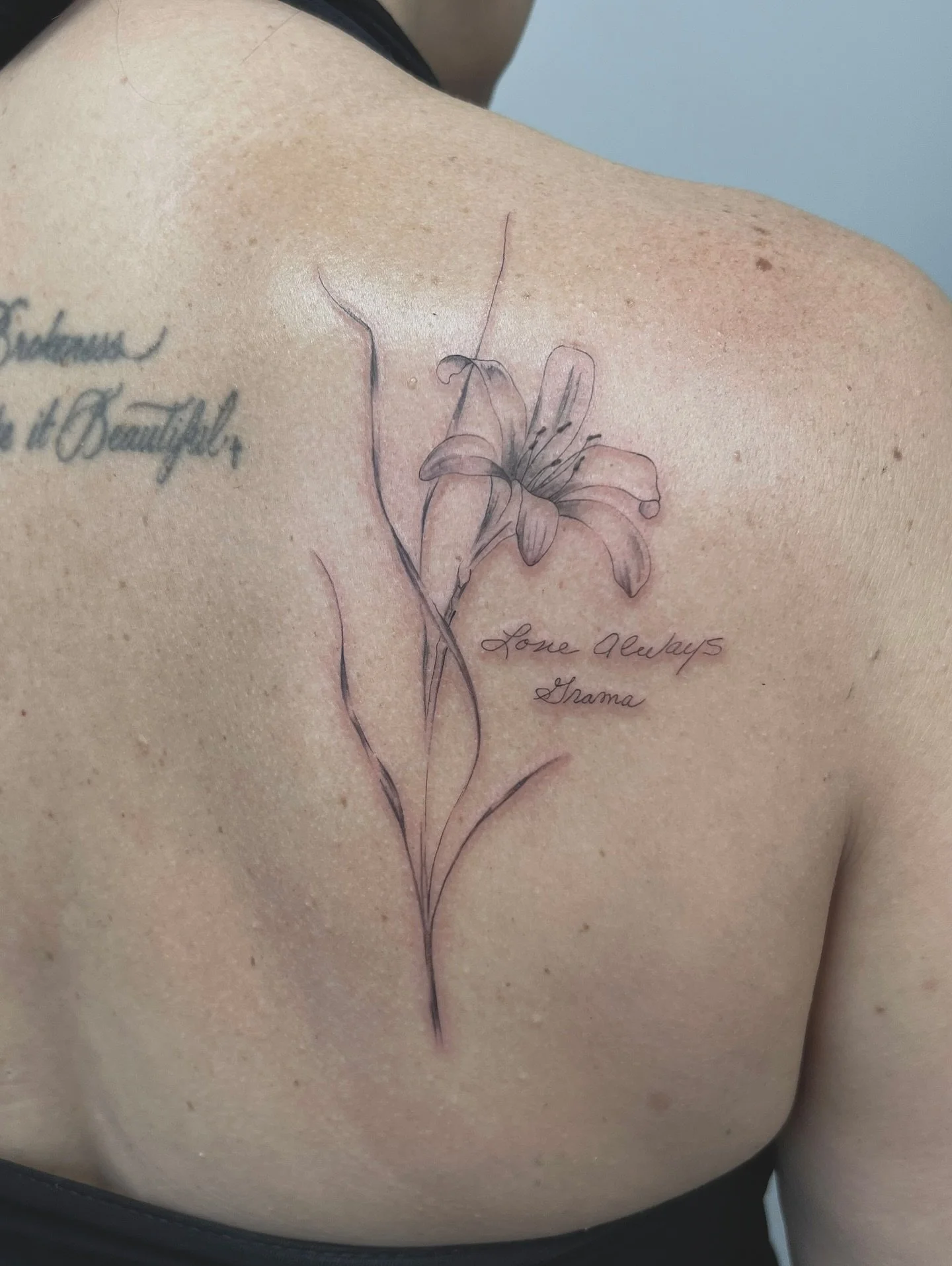 Flower from my flash + custom handwriting 🌸
Love the bigger sizing for this piece!

#floraltattoo #flowertattoo #mississaugatattoos #oakvilletattoos #fineline #sketchytattoo