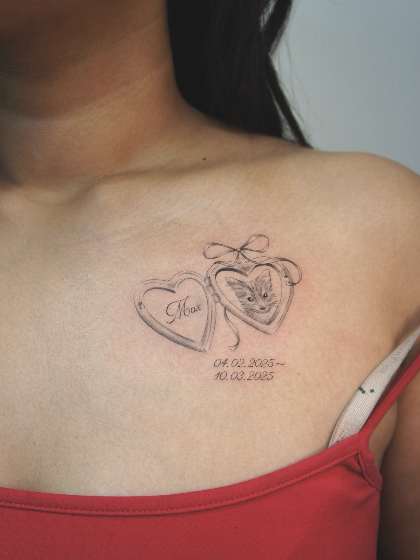 Custom memorial locket for sweet Max 🫶🏼
My back hurts from these collarbone placements but it's worth it lol

#lockettattoo #cattattoo #memorialtattoo #vintagetattoo #mississaugatattoo #mississaugafineline