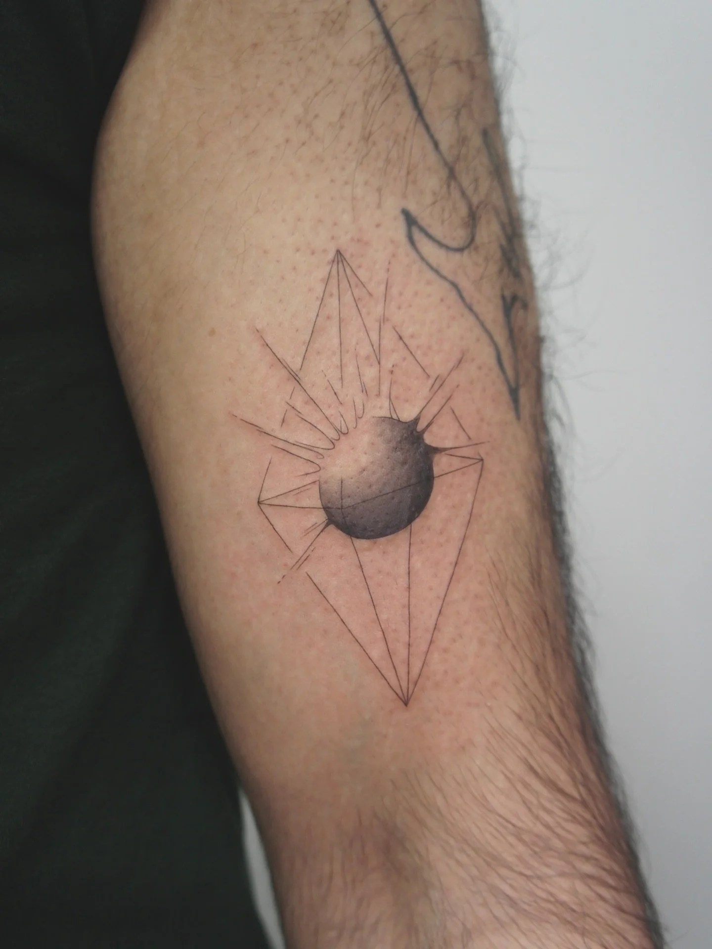 Custom octahedron &amp; sphere! We wanted to play with light beams a bit but keep a deconstructed look &amp; creating this was so fun ◡̈ 

#abstracttattoo #finelinetattoo #geometrictattoo #mississaugatattoos #oakvilletattoos