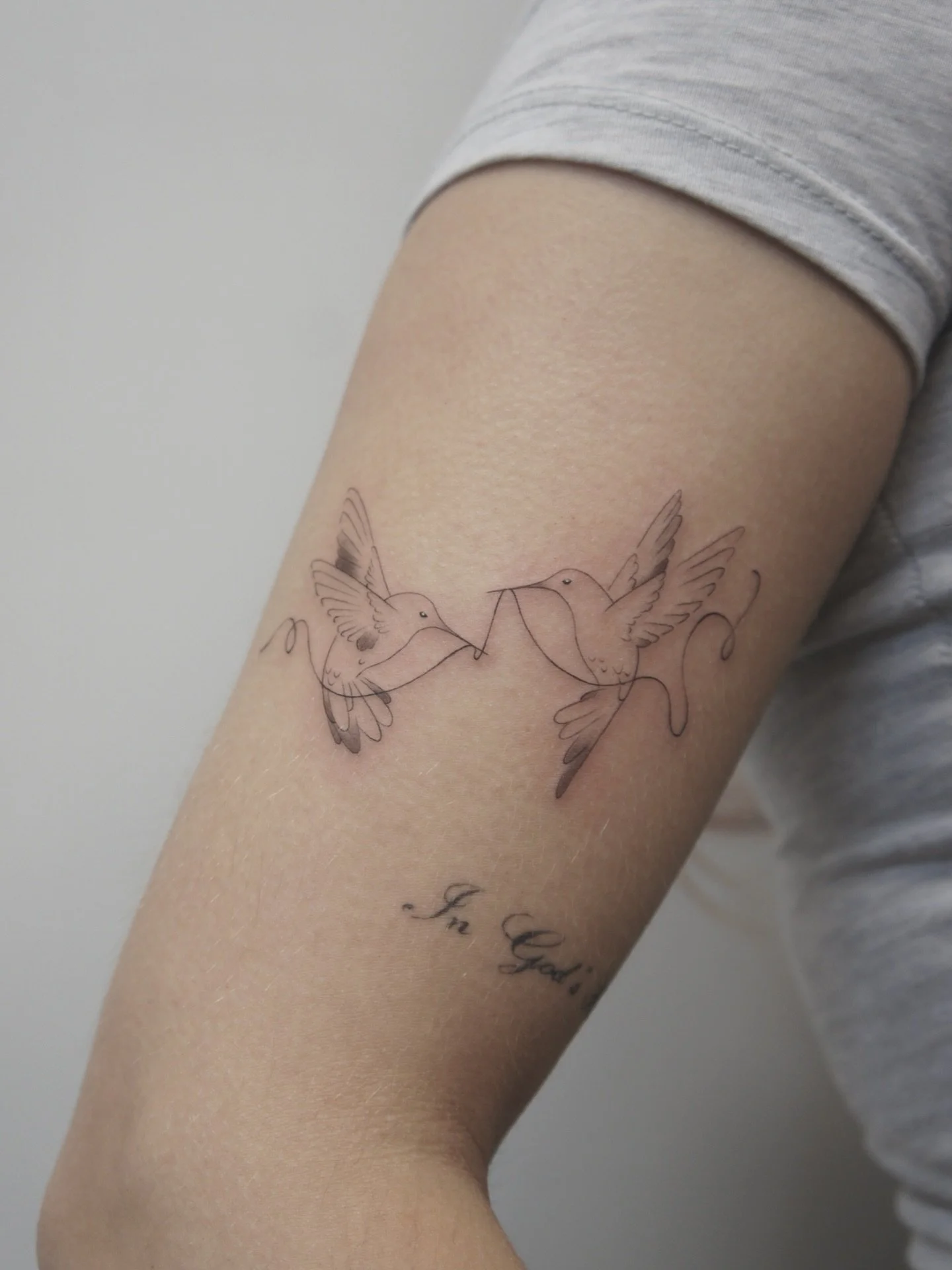 Hummingbirds with string for Sara 🫶🏼

#mississaugatattoo #finelinetattoo #hummingbirdtattoo