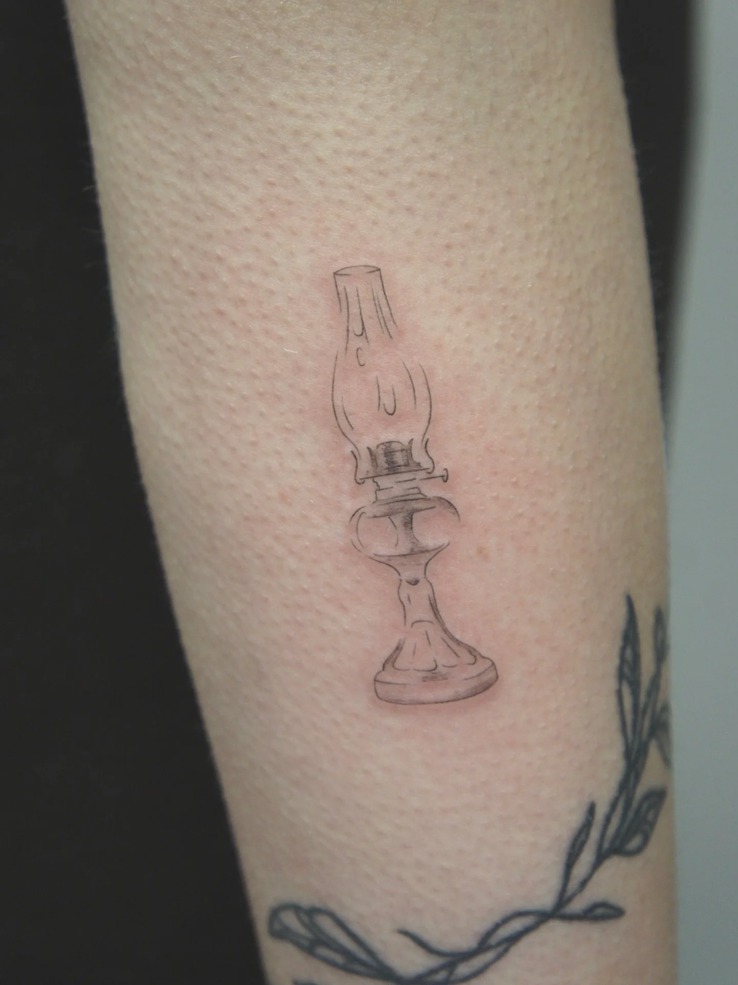 First tattoo of 2026! A pretty little vintage oil lamp 🪔 
I'm happy to be back from my holiday break &amp; I'd love to do more vintage style pieces like this 🫶🏼

#vintagetattoo #mississaugatattoos #finelinemississauga