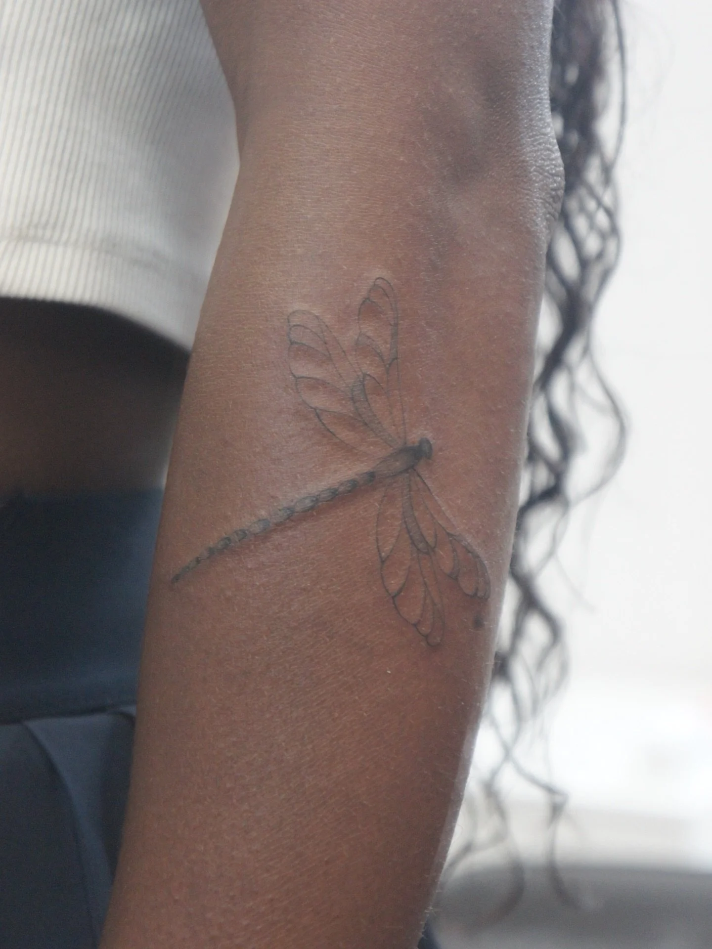 Reposting this dragonfly from a while back. Such pretty placement &amp; I loved how it came out 🫶🏼

#dragonflytattoo #mississaugatattoo #finelinetattoo