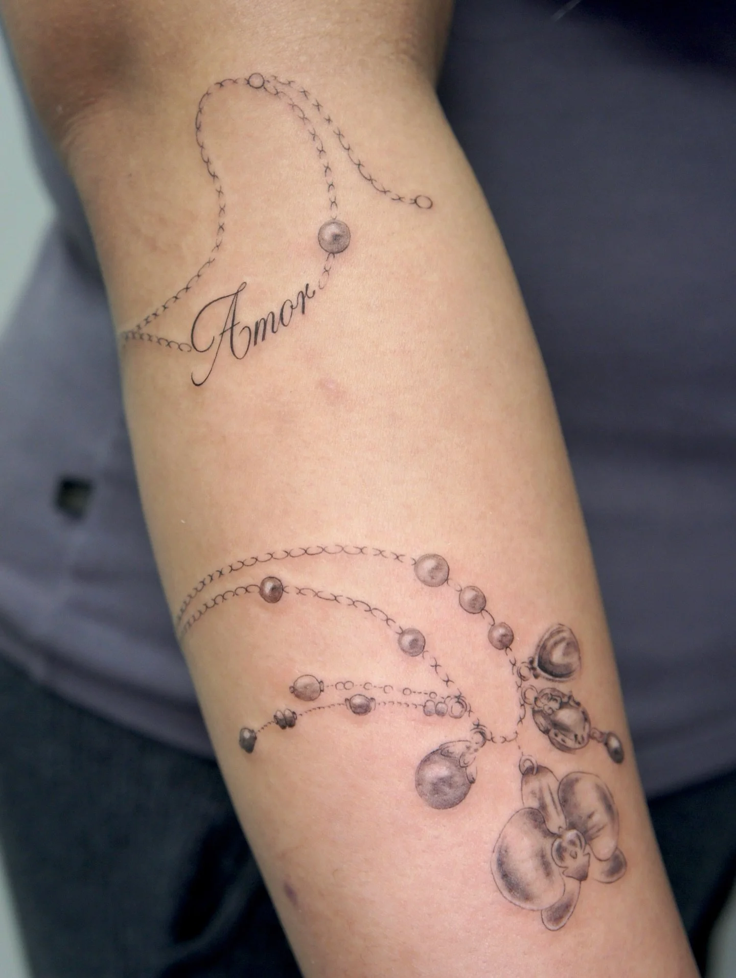 Flash with custom script added 🫶🏼
Loved tattooing this one!

#mississaugatattoo #jewelrytattoo #finelinetattoo