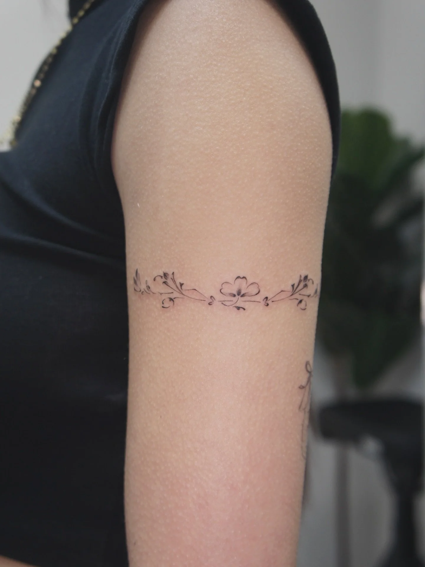 A little ornamental from my flash that we placed as a half wrap &deg;❀.࿔

#mississaugatattoos #oakvilletattoos #ornamentaltattoo