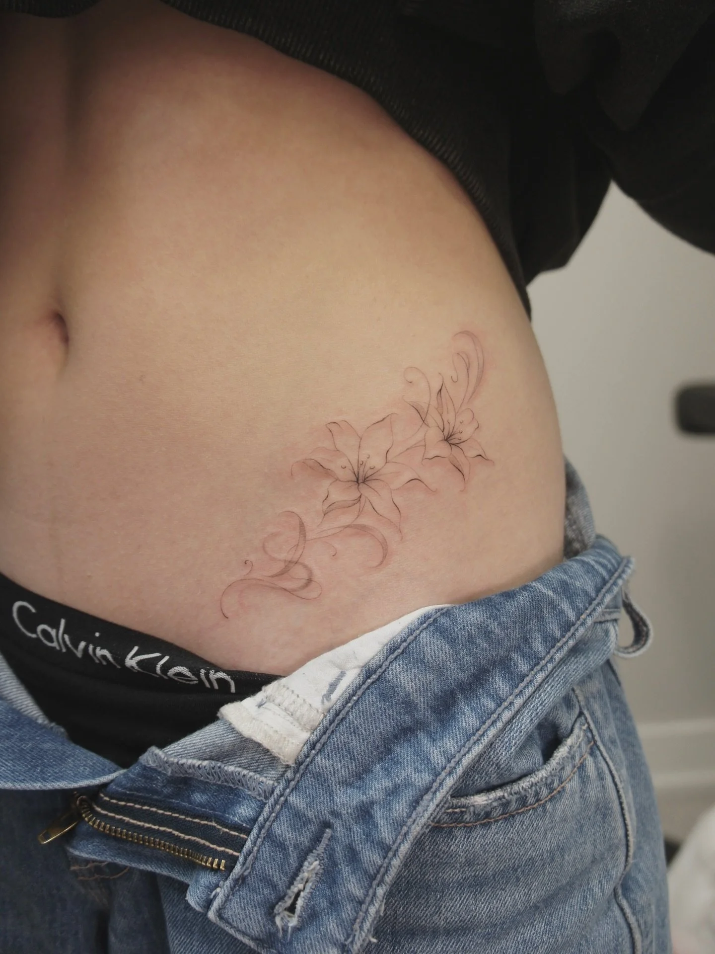 Custom lilies on the hip &deg;❀.࿔
Her first tattoo 😮

#lilytattoo #hiptattoo #mississaugatattoos #torontotattoos