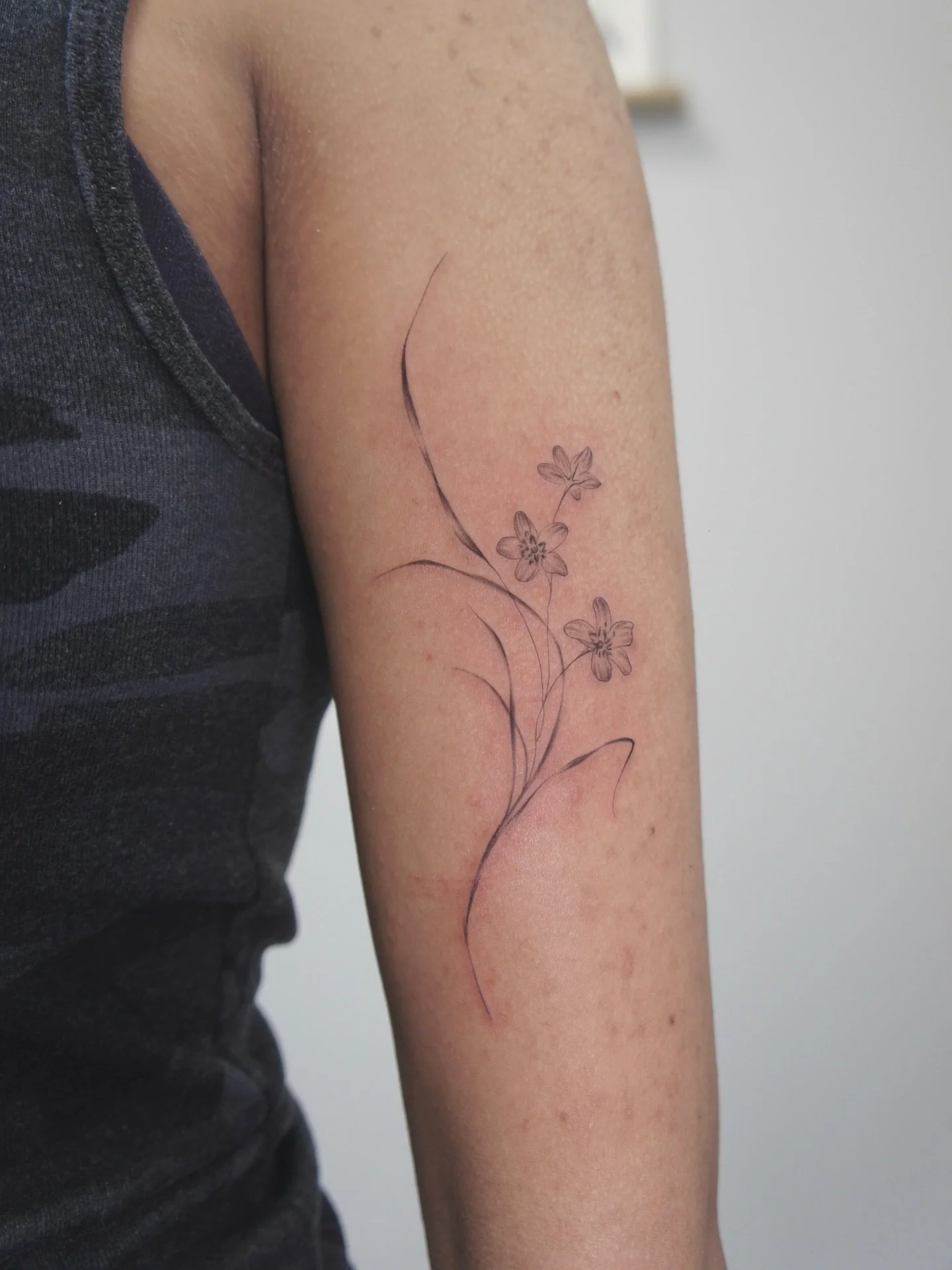 Another first tattoo! I loove the flow of this one &amp; I'm always soso happy when I get to do my flash pieces 🫶🏼

#flowertattoo #botanicaltattoo #mississaugatattoos #oakvilletattoos