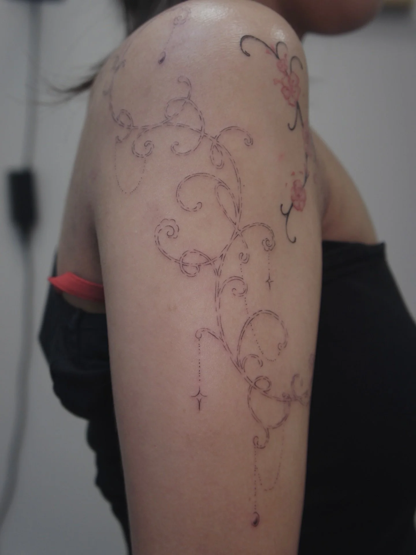 Custom ornamental that flows so perfectly with her existing cherry blossoms (not done by me). Thank uuu

#mississaugatattoo #oakvilletattoo #torontotattoo #ornamentaltattoo