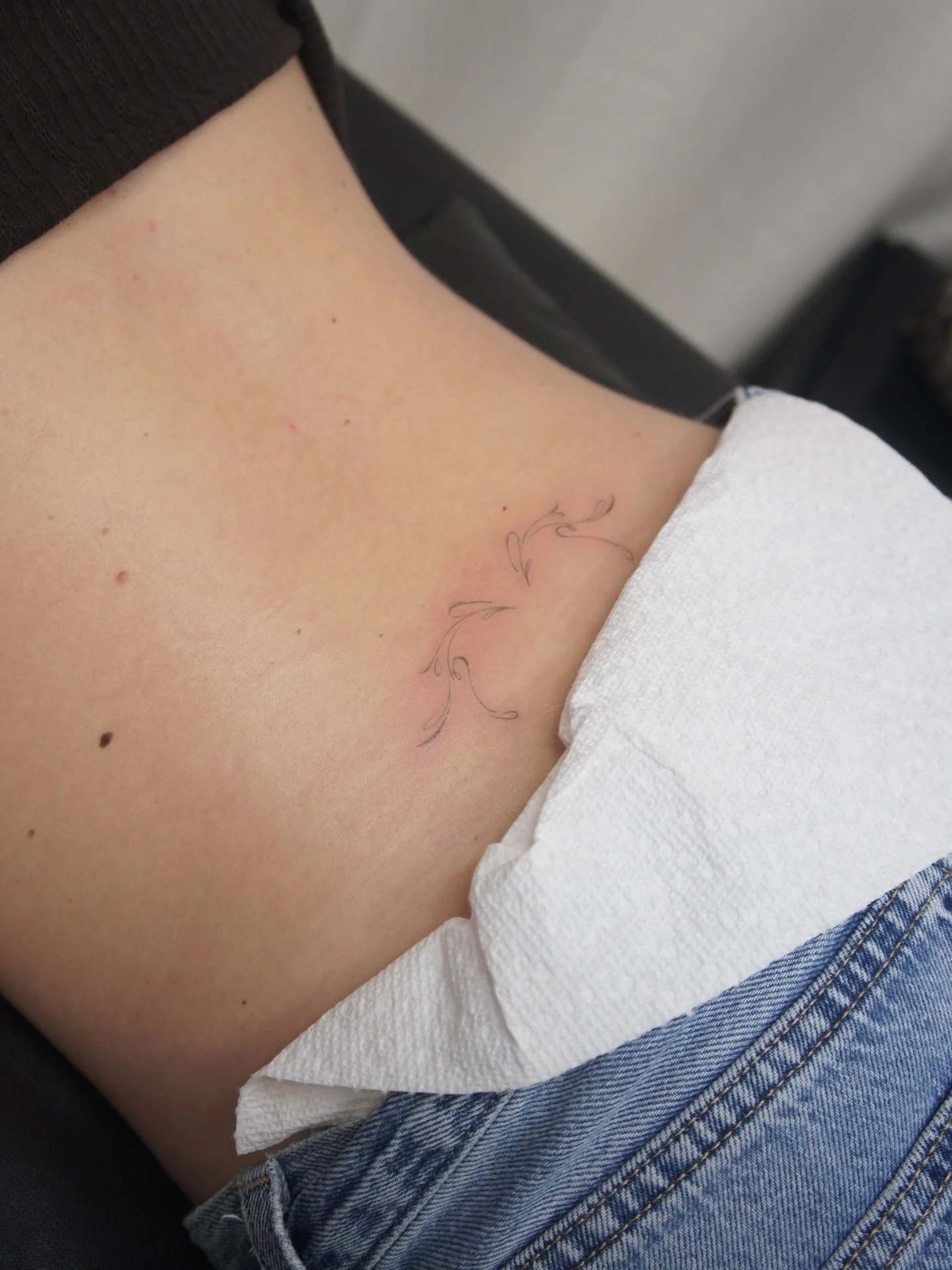 Symmetrical flash done in a diluted black for an extra soft/faded heal 😮

#mississaugatattoos #symmetricaltattoo #torontotattoo #oakvilltattoo