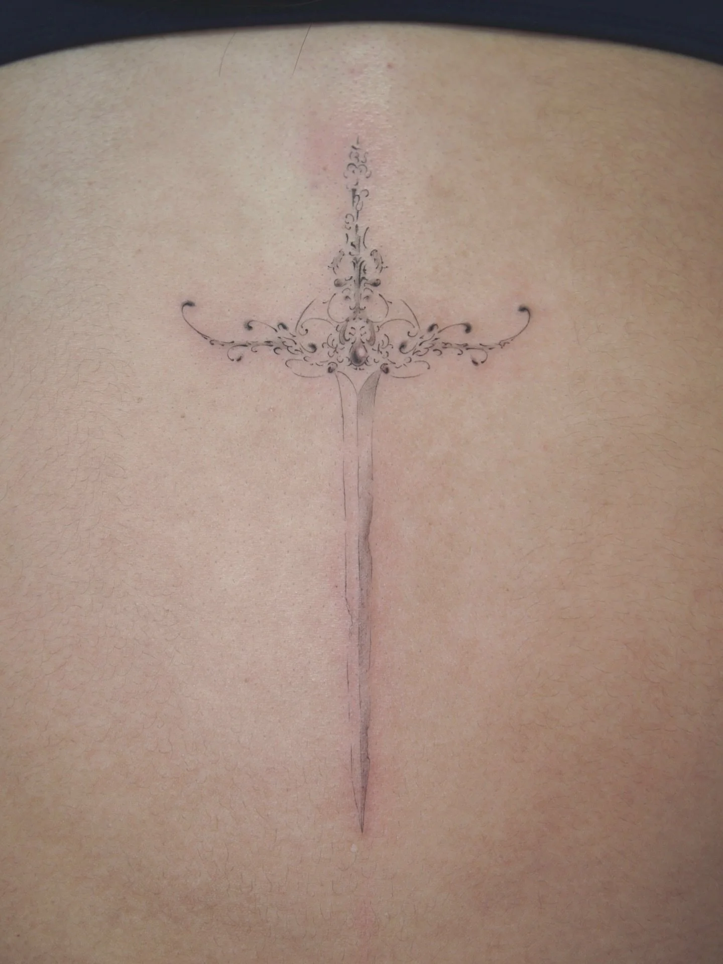 Ornamental sword from my flash ⭐️
(One of my favourite things to draw!)

#mississaugatattoo #oakvilletattoo #torontotattoo #swordtattoo #ornamentaltattoo