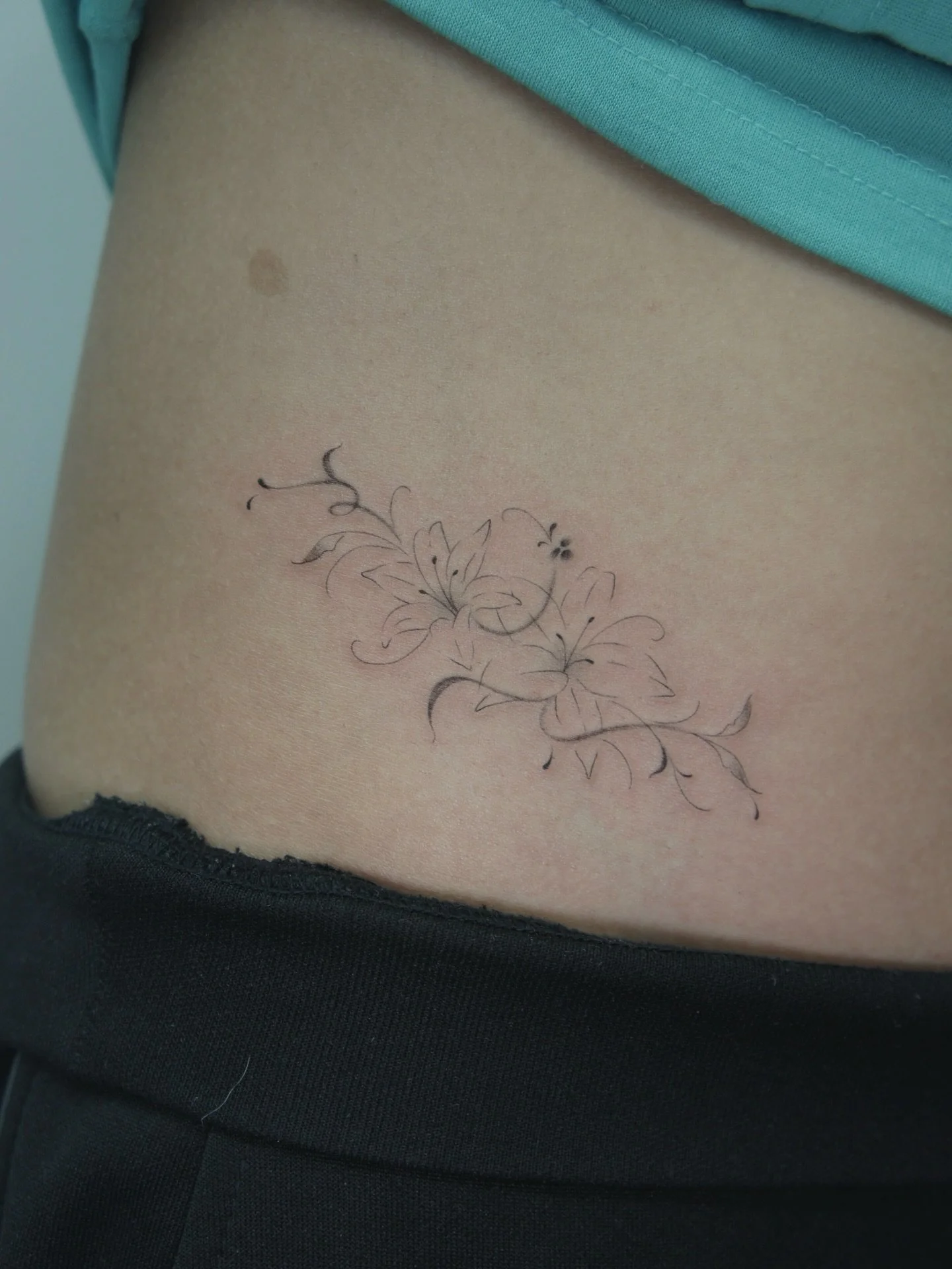 Custom lilies for her first tattoo!
I love doing flowy pieces like this so much ♡ 

#lilytattoo #hiptattoo #mississaugatattoos #torontotattoo #oakvilletattoos