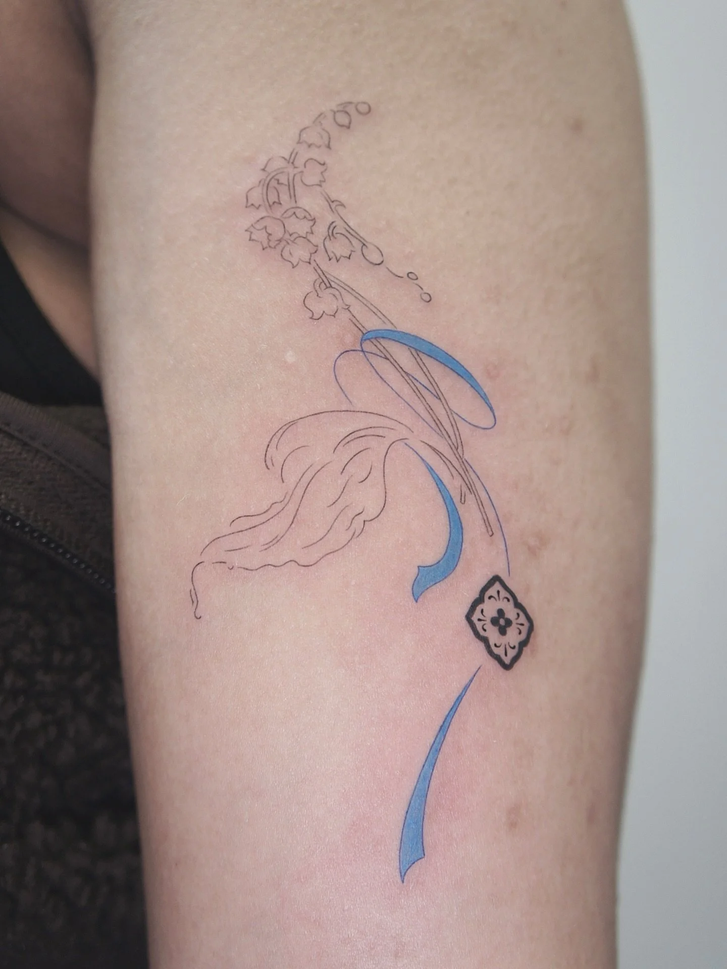 Soo happy I finally got to tattoo this Bracquemond lily of the valley. The little ornamental tile with the blue ribbon is so pretty ⭐️🥹

#lilyofthevalley #mississaugatattoos #bluetattoo #ribbontattoo #torontotattoo
