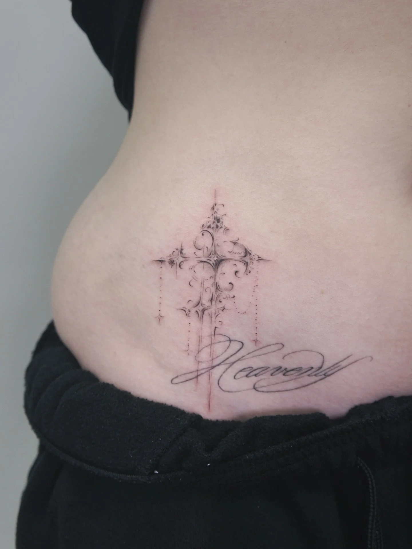 I love an overlapping placement 🙂&zwj;↕️🫶🏼 
(thank you @danielaaboucinha for always having cool ideas)

*the 'heavenly' was not done by me*

#mississaugatattoos #oakvilletattoos