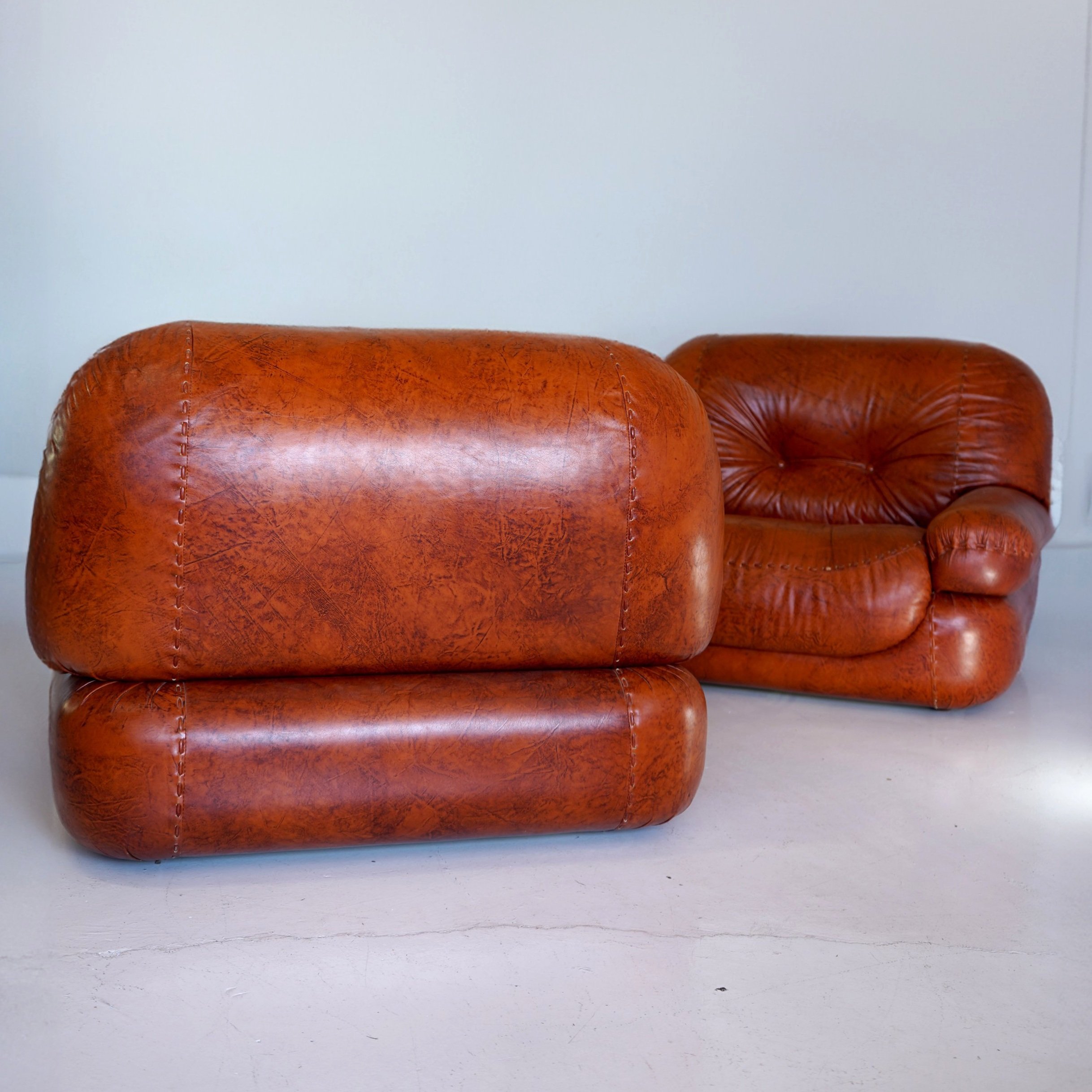 saporro+armachair_mobil+girgi_cognac+leather_pair_product_back%2Bfront.jpg