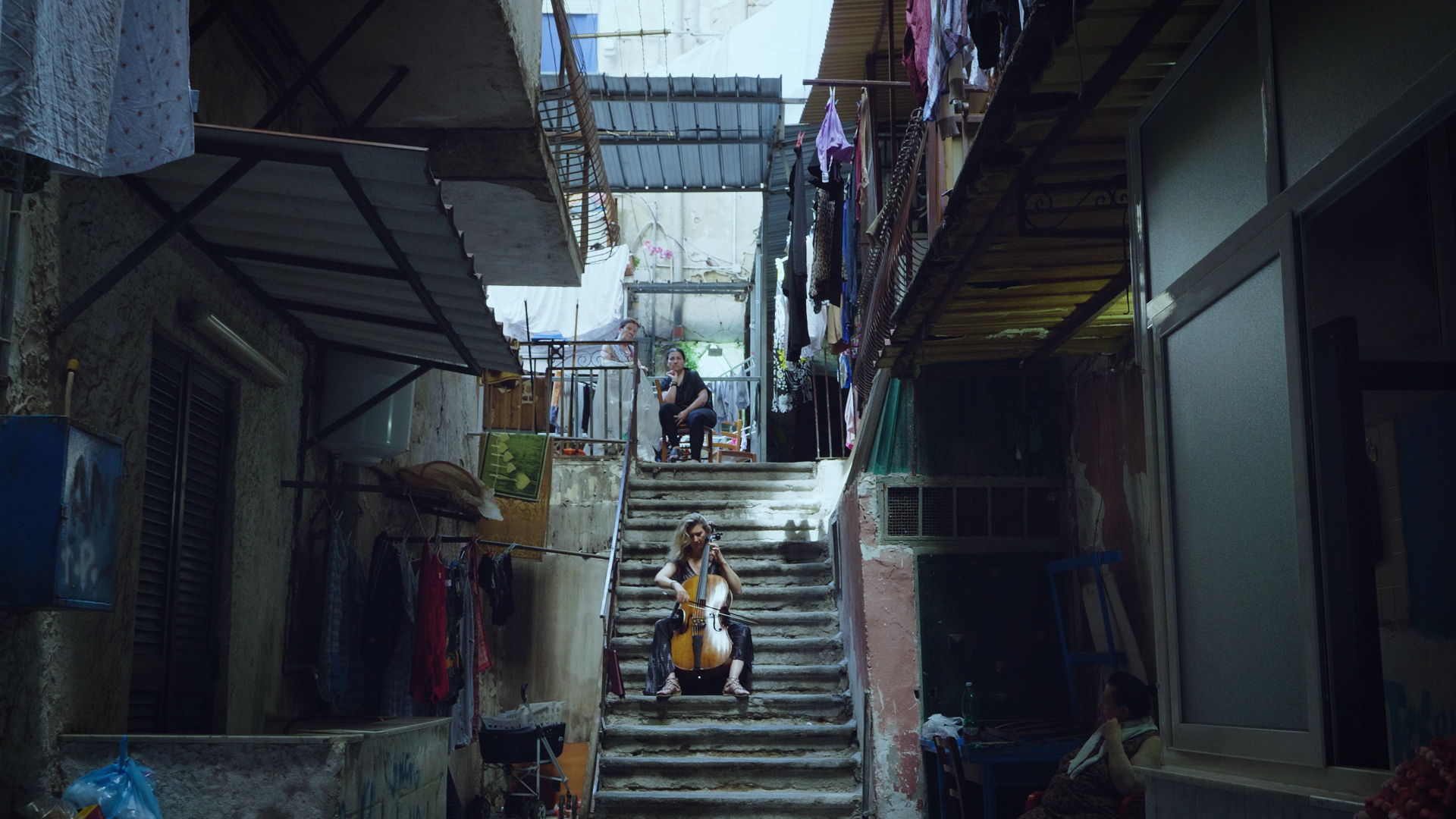 Napoli!_Preludio_16x9.00_00_18_15.Still014.png