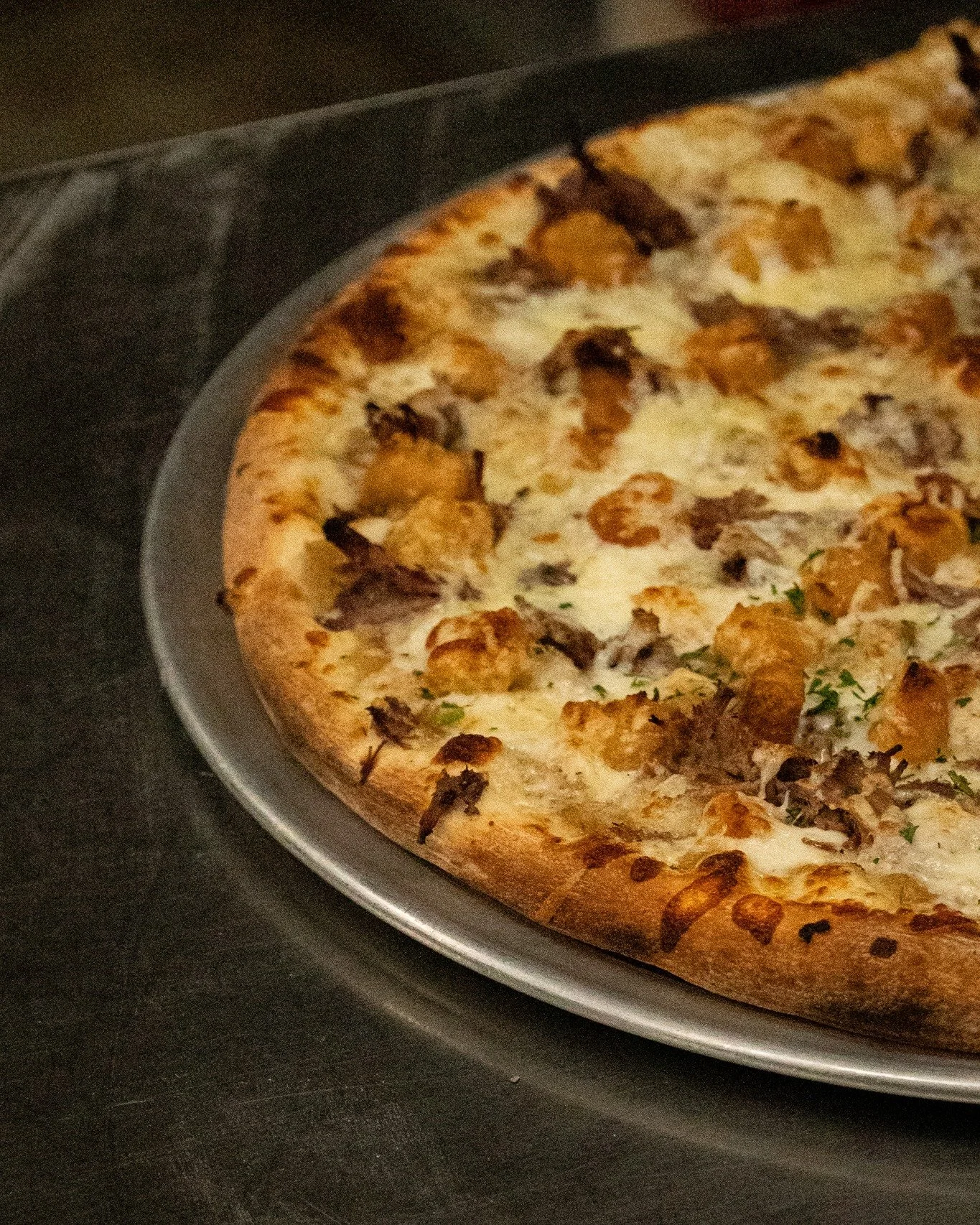 Don&rsquo;t lose your head! This French-cuisine inspired pie is packed with rich flavors and decadent textures - both guaranteed to execute your hunger in an instant.

Le Guillotine: Rich Beef and Onion Soup base, Braised Beef, Mozzarella, Gruyere, C