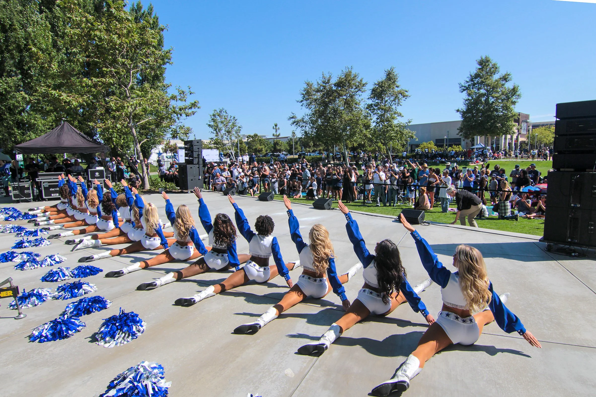 Dallas Cowboy Cheerleaders performing splits