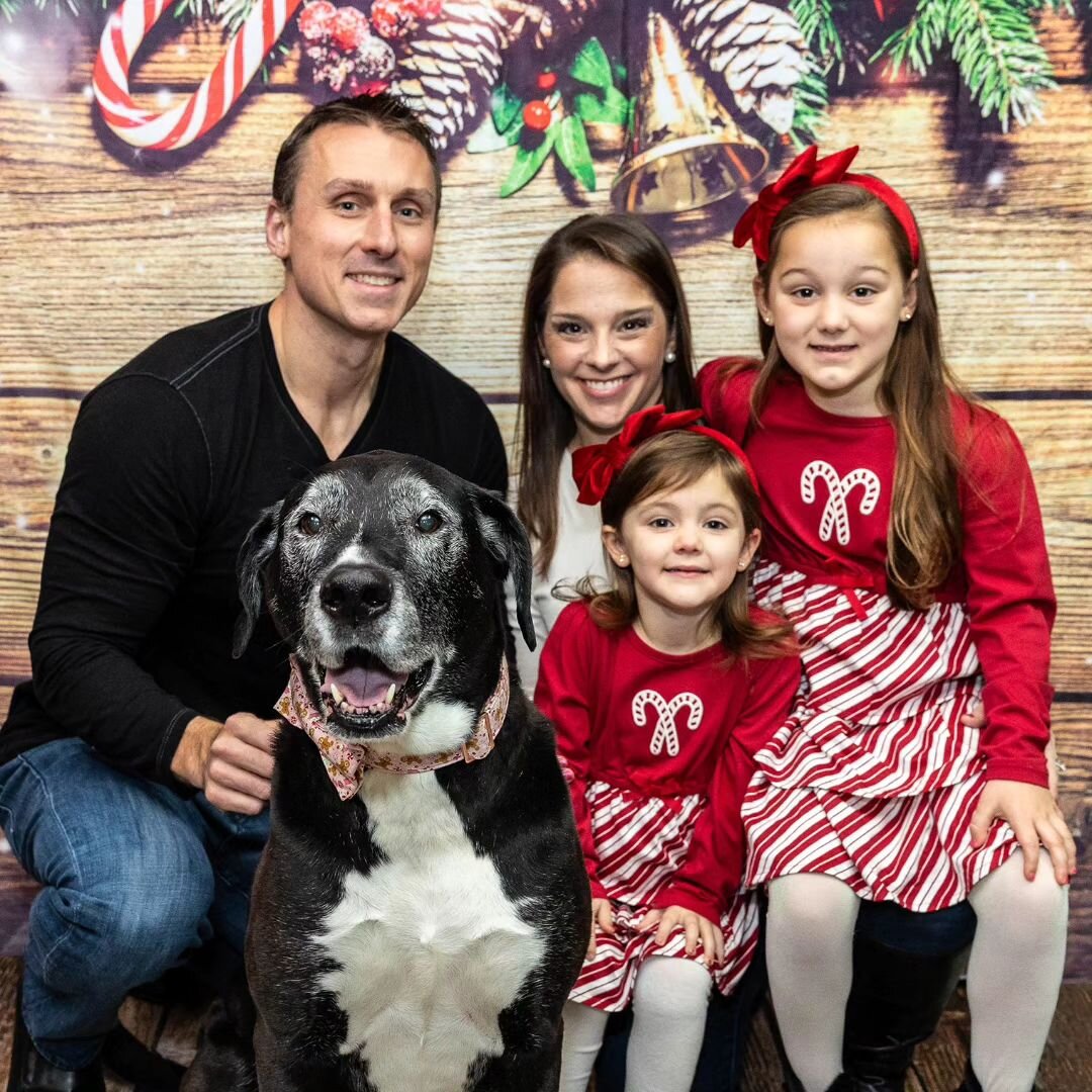 Look at this sweet, beautiful family! I love that they have included their adorable furry family member too. Happy Holidays everyone! Love you all 🌲🌲🌲