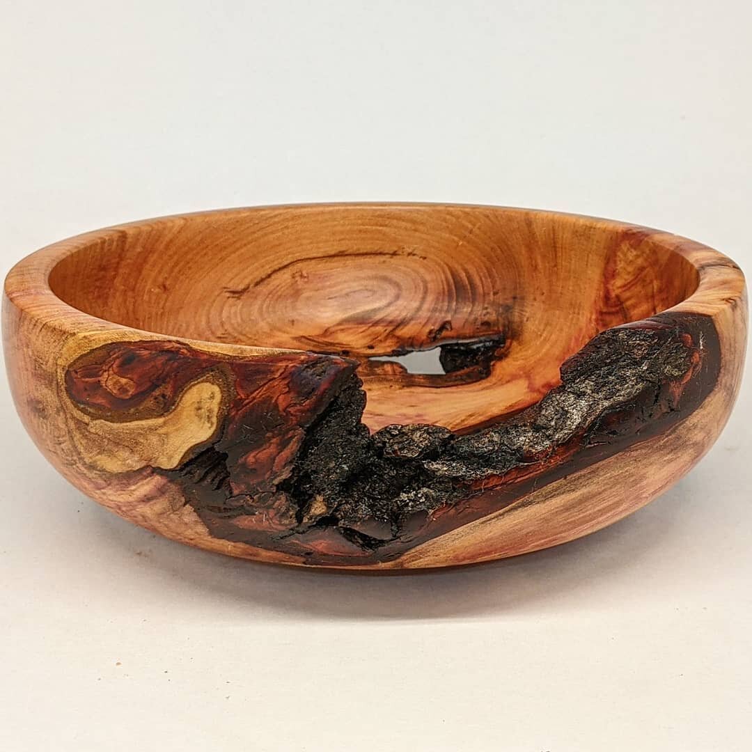 Another nice piece of figured Italian Plum wood. I tried to work the bark inclusions into the overall shape and am pretty happy with the final result. Such gorgeous deep reds and purple throughout the grain. 8 inch diameter.

#bowlturning #woodturnin