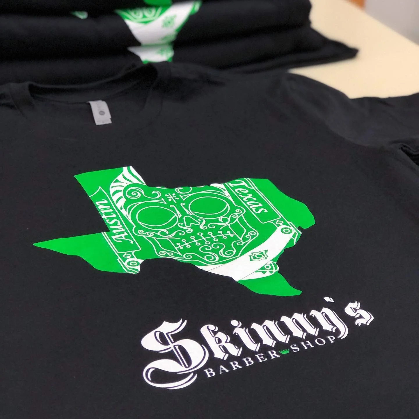 It was a good print day with these new @skinnysbarbershop #verde t-shirts 🤩 
Start your weekend with a fresh cut and new tee!💈⚡️