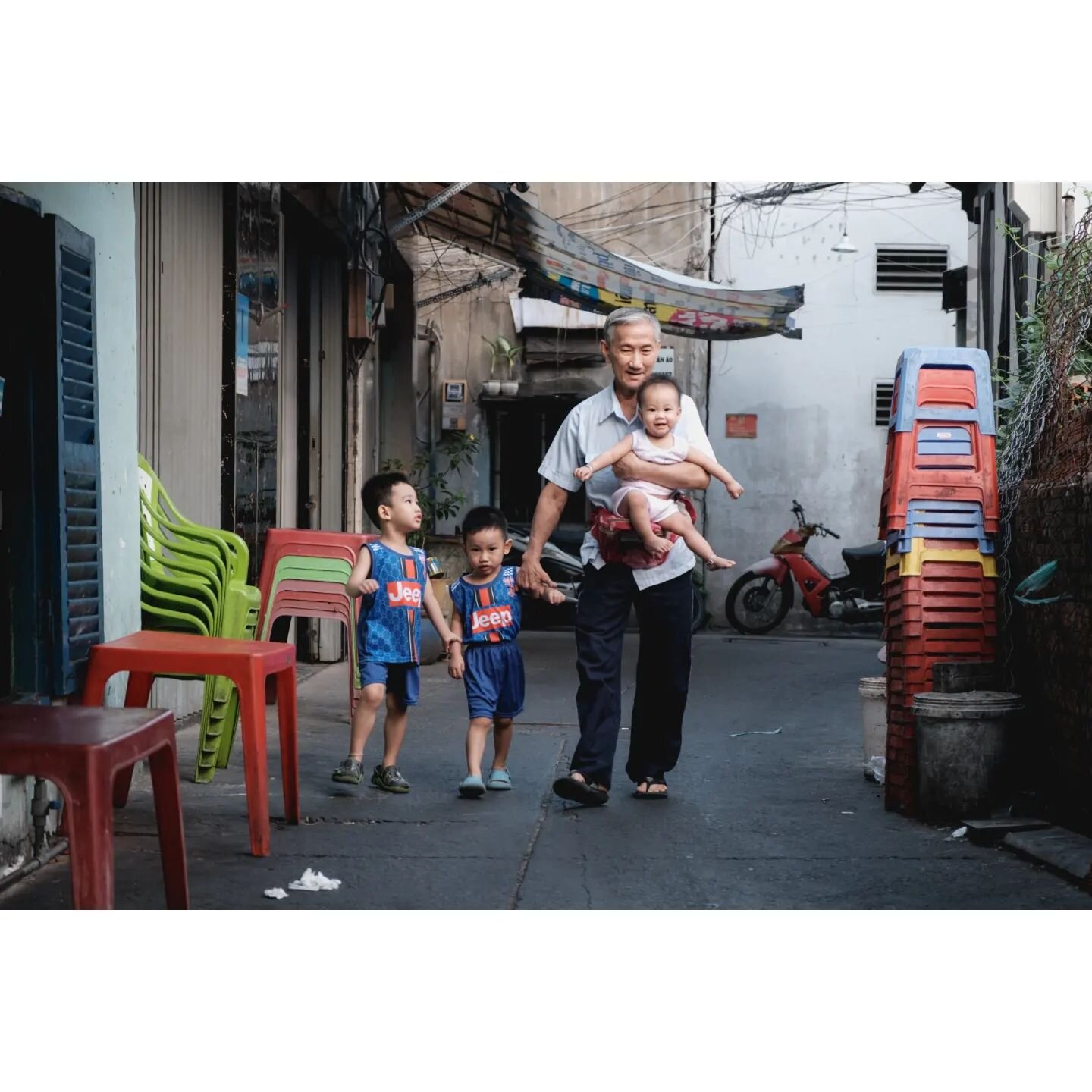 [Traditions] Vietnamese family: bridging generations

The generation gap takes a backseat in Vietnamese households as diversities of ages blend seamlessly into a rich collection of wisdom. From the timeless stories shared by grandparents to the fresh