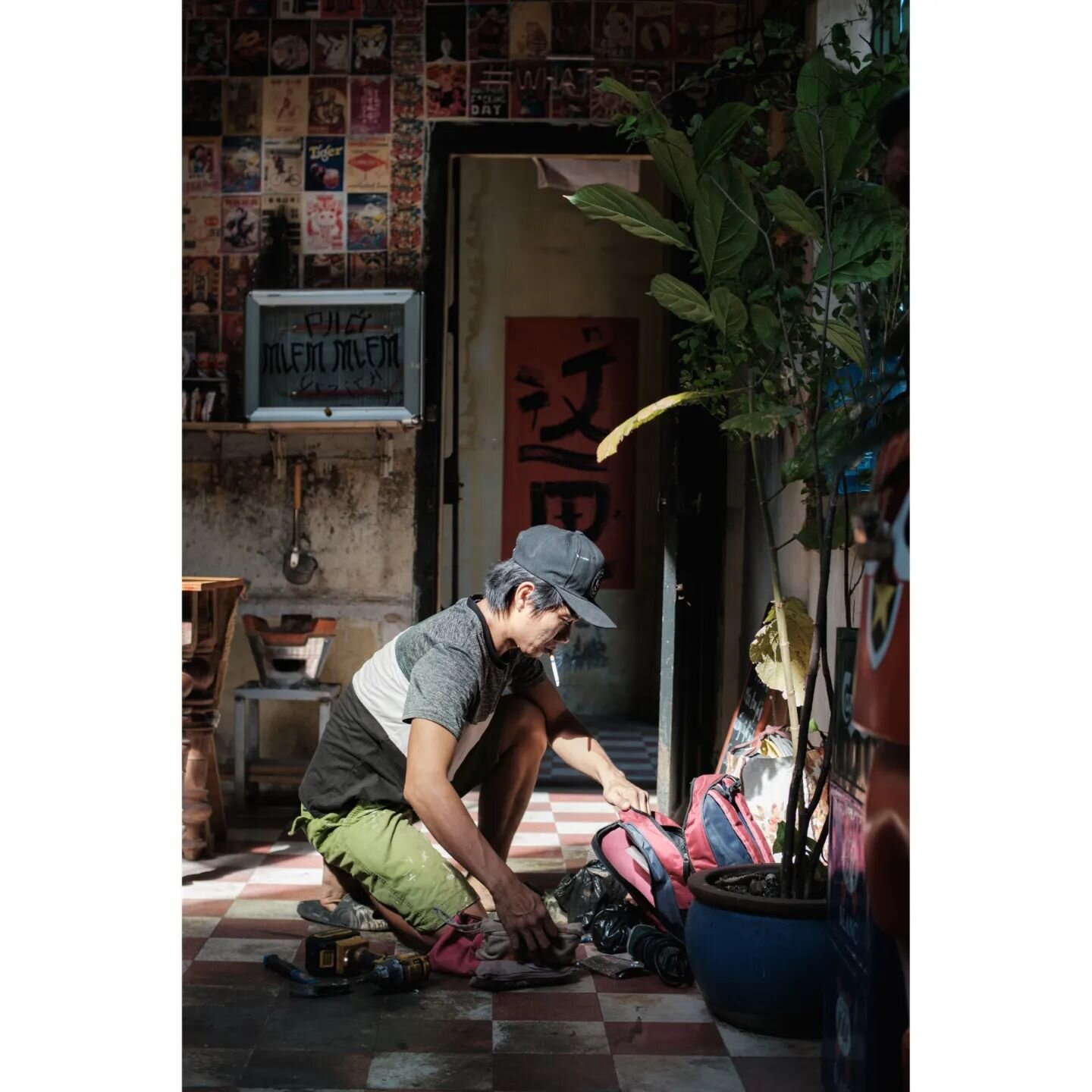 [STREET] People of Saigon
.
.
.
#saigon #MyVietnam #cholon #streetstyle #tet #vietnamstreets #life_is_street #myspc #vietnamisawesome #friendsinstreets #streethunters #trs_members #streetsansfrontieres #spicollective #infinity_street #magnumphotos #y