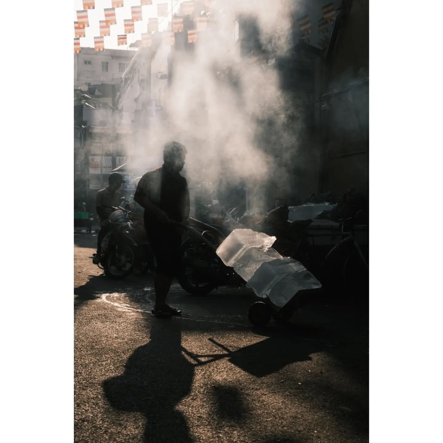 [STREET] The ice man

I'm having fun photographing backlit people these days. Wanna explore the possibilities offered by light in the streets of Saigon? Check out the link in my bio for full information on my photo tours.
.
.
.
#saigon #MyVietnam #ch