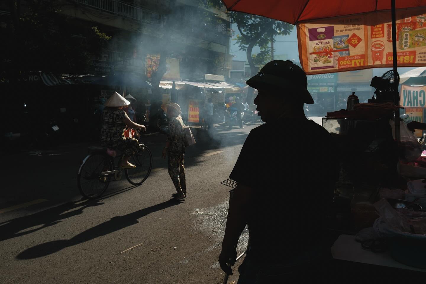 [SAIGON] Some images from recent Rise and Shine tours
&bull;
Join me on an immersive photography tour and capture the real Saigon through your lens

#MyVietnam #streetstyle #vietnamstreets #life_is_street #myspc #friendsinstreets #streethunters #trs_