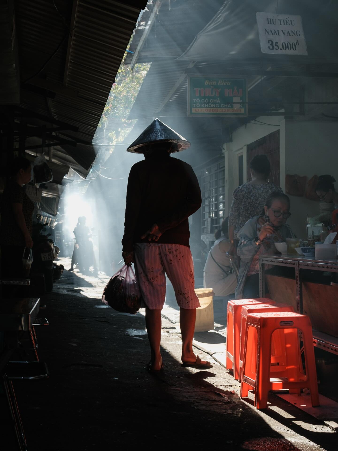 [SAIGON] Saigon stories
&bull;
#MyVietnam #streetstyle #vietnamstreets #life_is_street #myspc #friendsinstreets #streethunters #trs_members #streetsansfrontieres #spicollective #infinity_street #magnumphotos #yourshotphotographer #reportagespotlight 