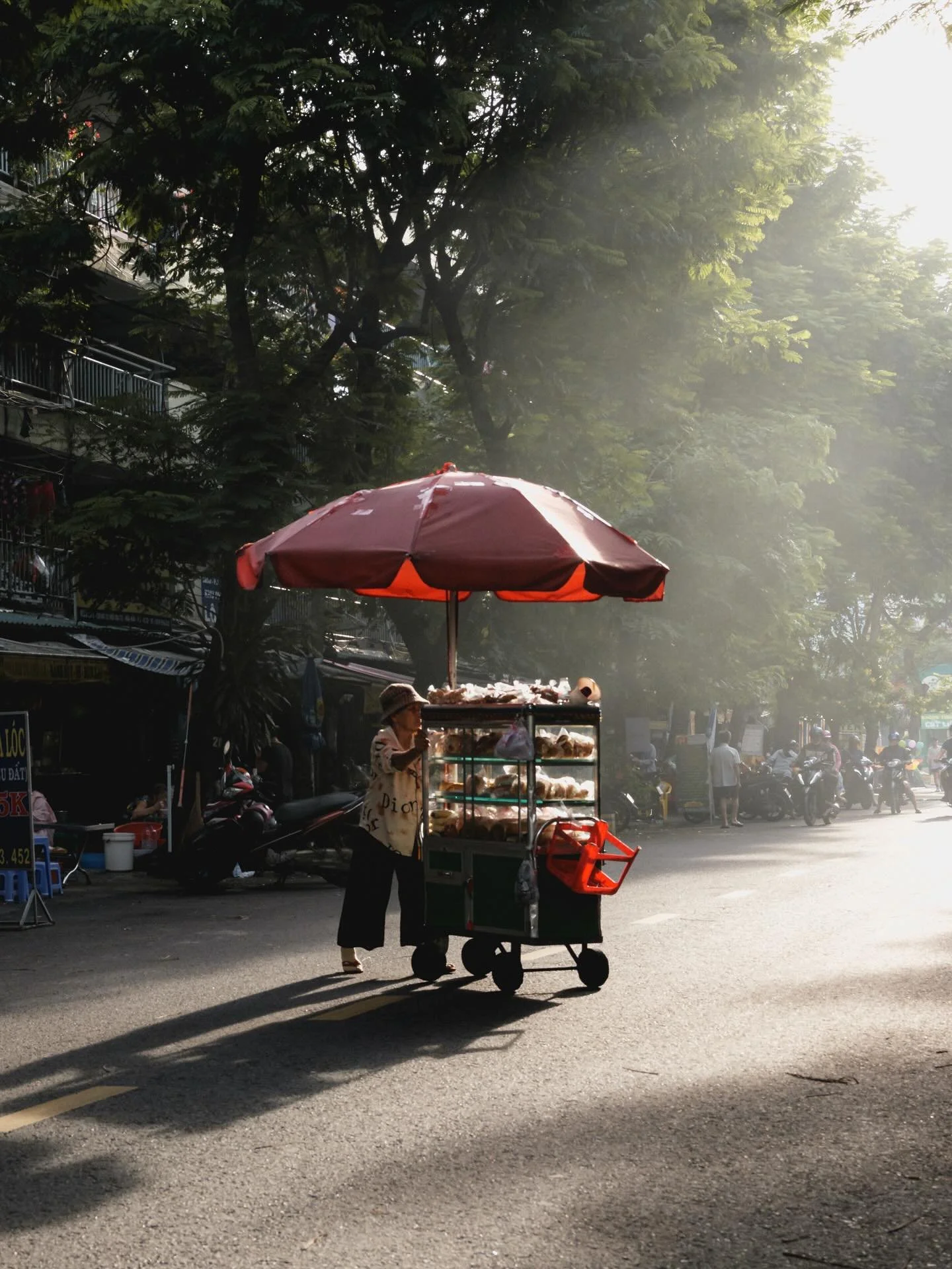 [SAIGON] Some images from recent Rise and Shine tours
&bull;
Join me on an immersive photography tour and capture the real Saigon through your lens

#MyVietnam #streetstyle #vietnamstreets #life_is_street #myspc #friendsinstreets #streethunters #trs_