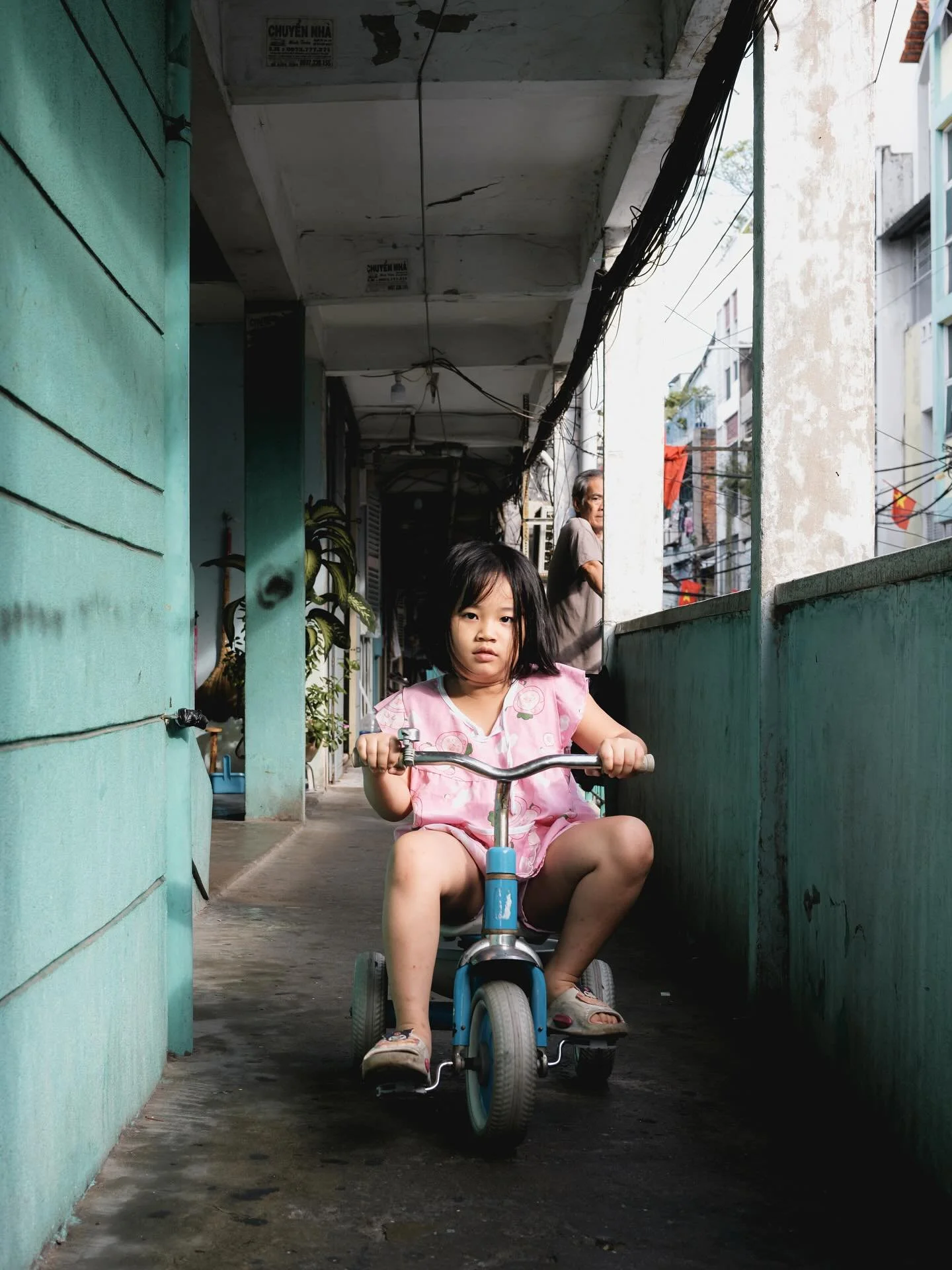 [SAIGON] Saigon stories
&bull;
&bull;
&bull;
#MyVietnam #streetstyle #vietnamstreets #life_is_street #myspc #friendsinstreets #streethunters #trs_members #streetsansfrontieres #spicollective #infinity_street #magnumphotos #yourshotphotographer #repor