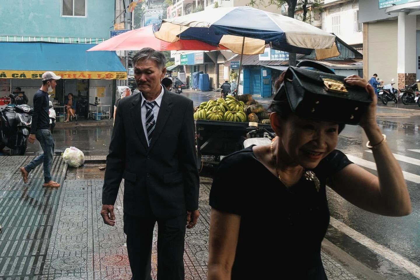 [SAIGON] Raindrops keep falling on my head
&bull;
&bull;
&bull;
#MyVietnam #streetstyle #vietnamstreets #life_is_street #myspc #friendsinstreets #streethunters #trs_members #streetsansfrontieres #spicollective #infinity_street #magnumphotos #yourshot