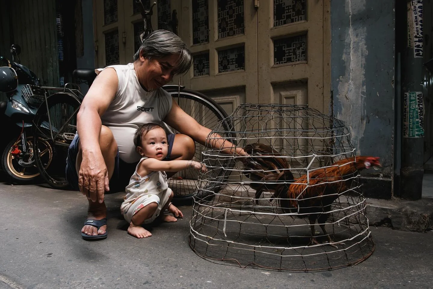 [SAIGON] More 28mm fun
&bull;
&bull;
&bull;
#MyVietnam #streetstyle #vietnamstreets #life_is_street #myspc #friendsinstreets #streethunters #trs_members #streetsansfrontieres #spicollective #infinity_street #magnumphotos #yourshotphotographer #report