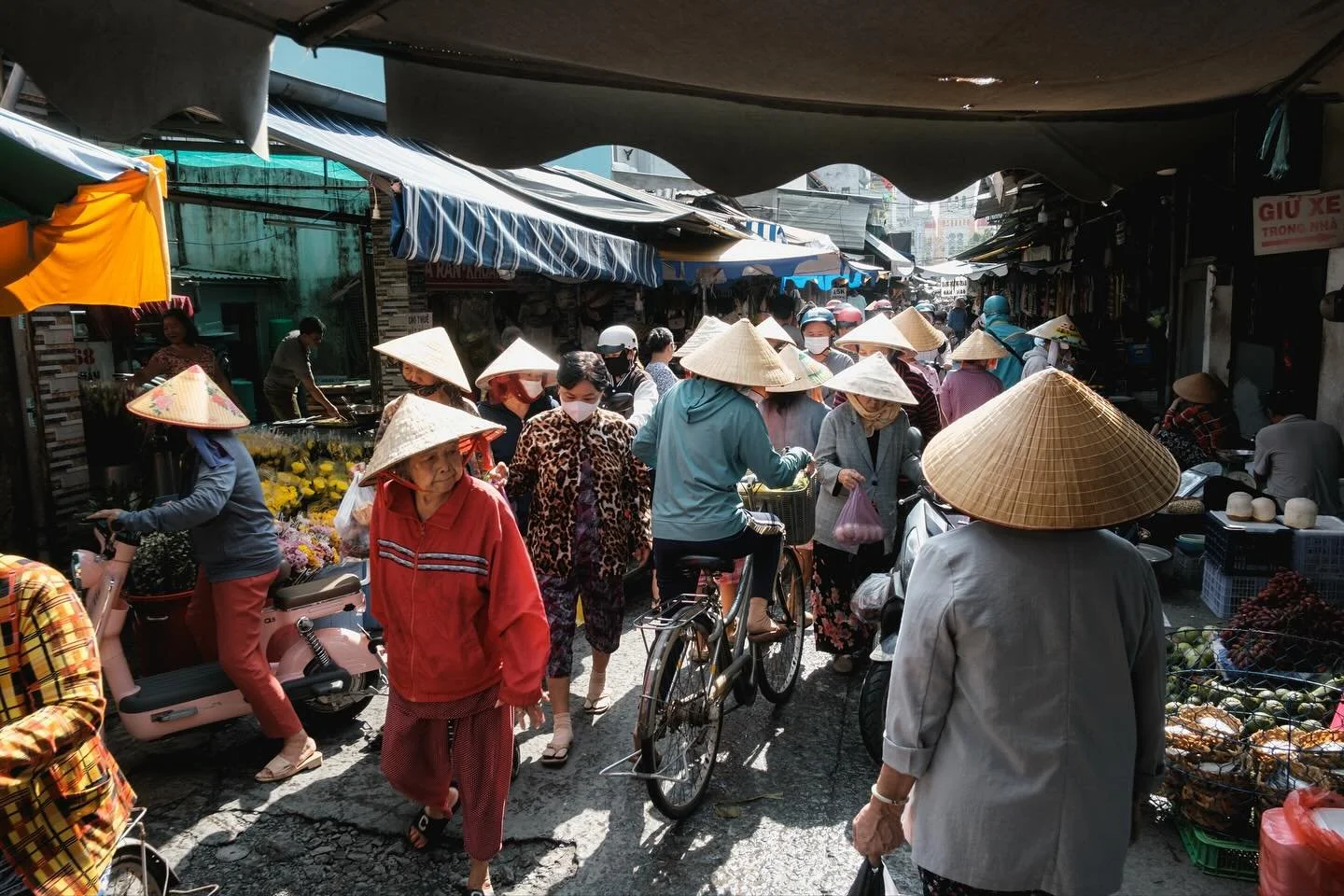 [SAIGON] Some images from a Step into Saigon unseen tour this morning
&bull;
Join me on an immersive photography tour and capture the real Saigon through your lens

#MyVietnam #streetstyle #vietnamstreets #life_is_street #myspc #friendsinstreets #str
