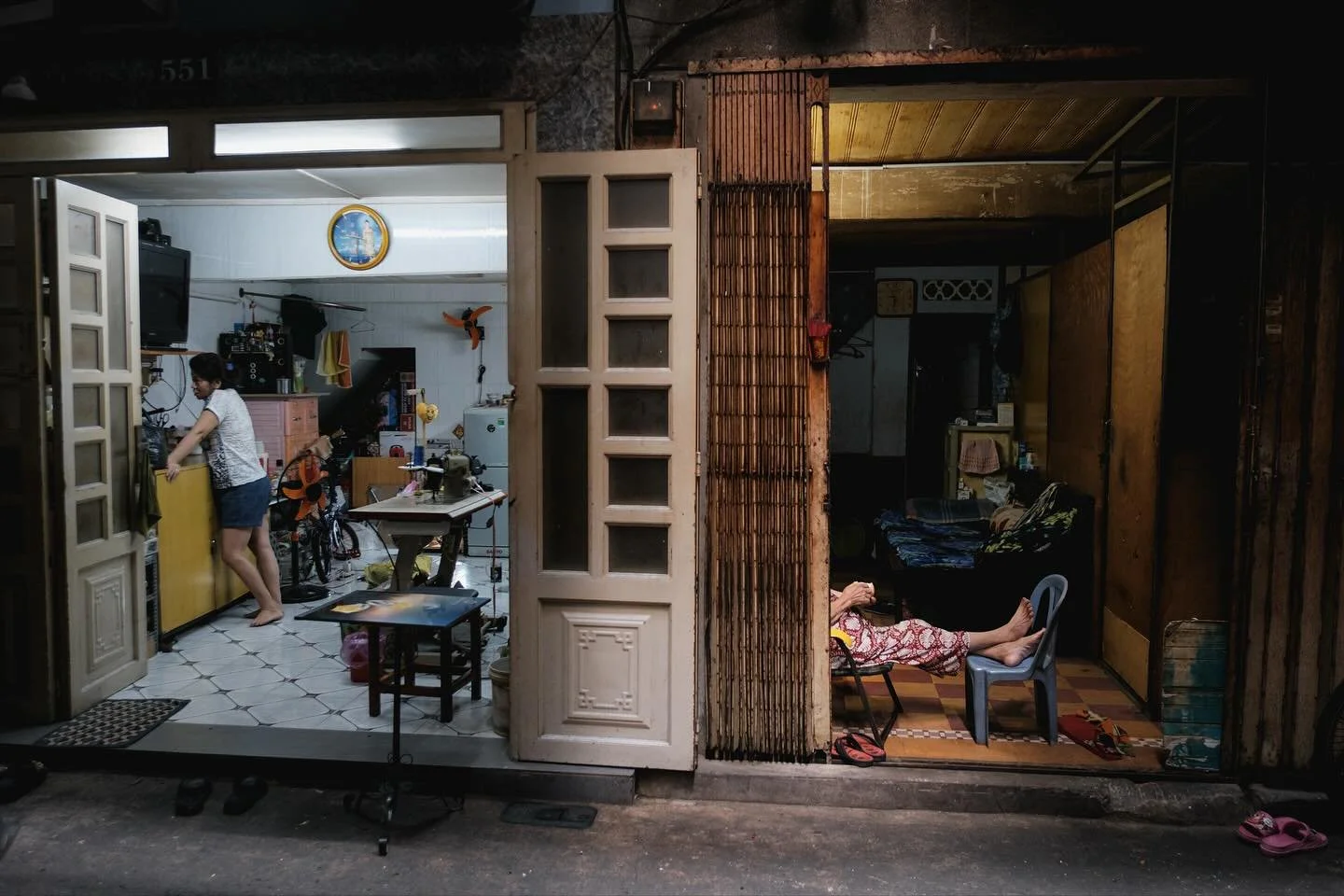 [SAIGON] City of contrast 
&bull;
&bull;
&bull;
#MyVietnam #streetstyle #vietnamstreets #life_is_street #myspc #friendsinstreets #streethunters #trs_members #streetsansfrontieres #spicollective #infinity_street #magnumphotos #yourshotphotographer #re