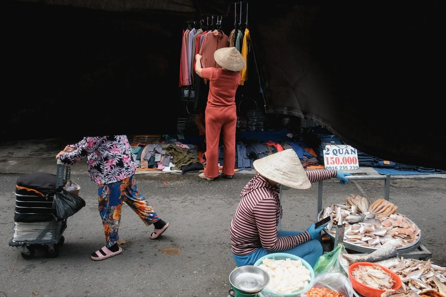[SAIGON] Saigon stories
&bull;
&bull;
&bull;
#MyVietnam #streetstyle #vietnamstreets #life_is_street #myspc #friendsinstreets #streethunters #trs_members #streetsansfrontieres #spicollective #infinity_street #magnumphotos #yourshotphotographer #repor