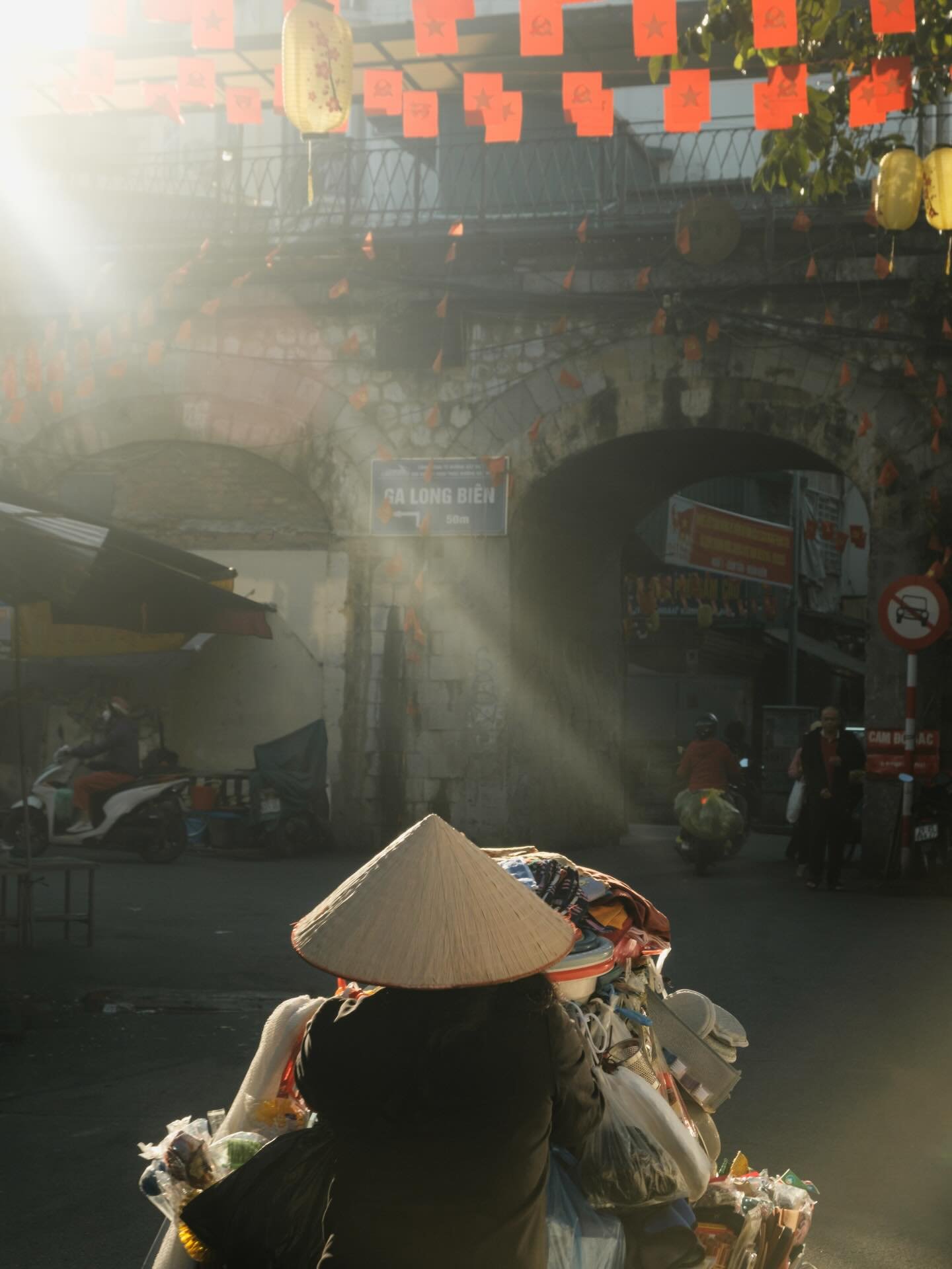 [HANOI] Golden hour
&bull;
&bull;
&bull;
#MyVietnam #streetstyle #vietnamstreets #life_is_street #myspc #friendsinstreets #streethunters #trs_members #streetsansfrontieres #spicollective #infinity_street #magnumphotos #yourshotphotographer #reportage