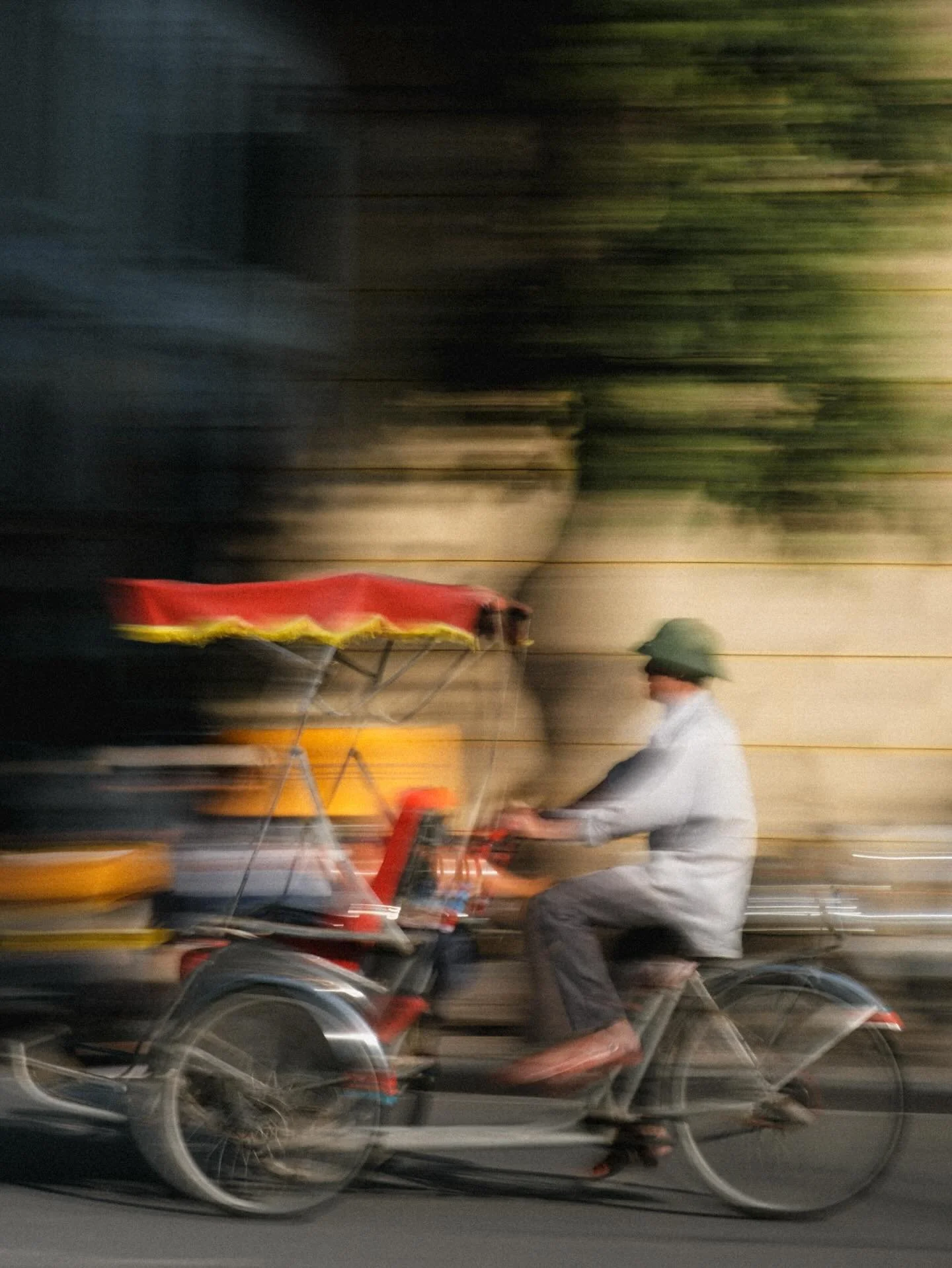 [HANOI] In motion
&bull;
&bull;
&bull;
#MyVietnam #streetstyle #vietnamstreets #life_is_street #myspc #friendsinstreets #streethunters #trs_members #streetsansfrontieres #spicollective #infinity_street #magnumphotos #yourshotphotographer #reportagesp